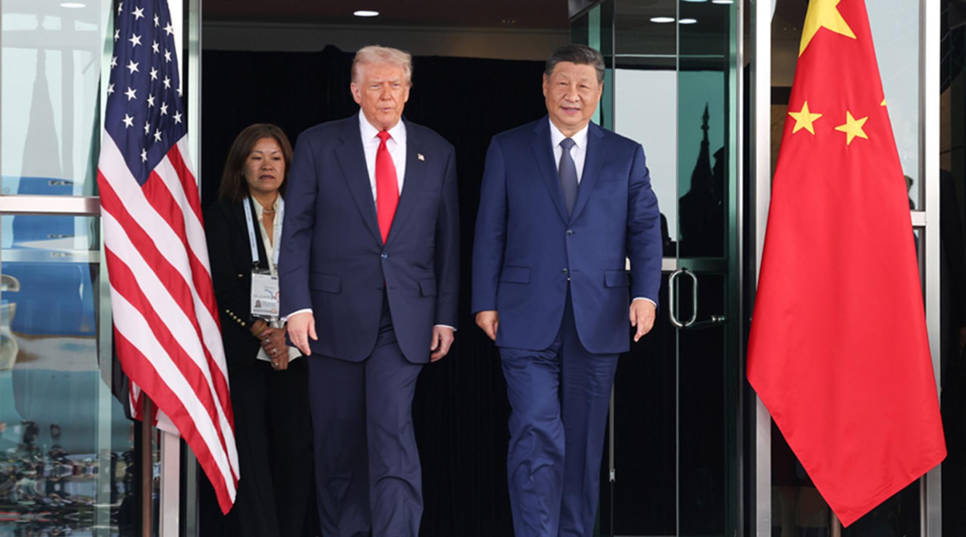 特朗普（左）和习近平（右）于2025年10月30日在韩国釜山出席亚太经合峰会期间会晤。（新华社档案照）