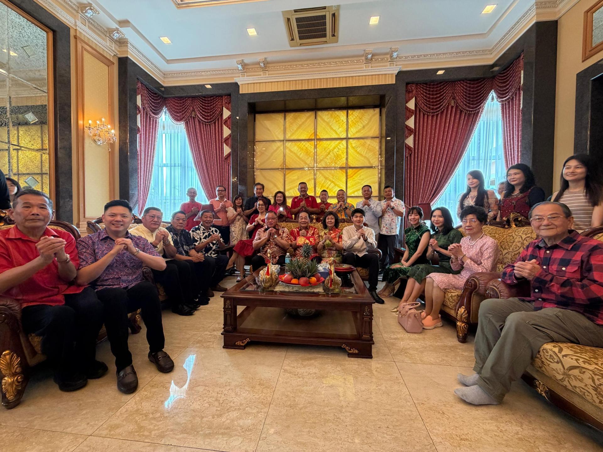 拿督斯里张庆信 （坐着，左3）向拿督斯里黄顺舸贺年时合影。