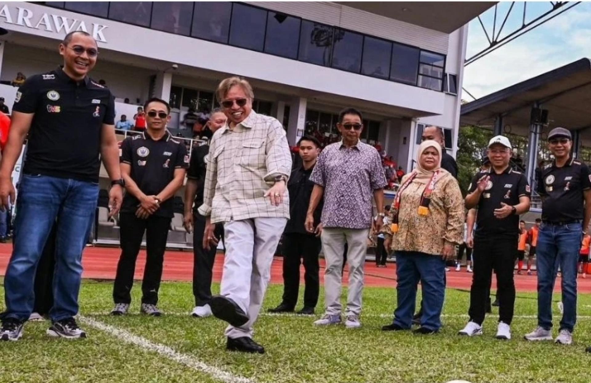 拿督法兹鲁丁（左）陪同总理阿邦佐哈里（前左2）主持球赛开球礼。