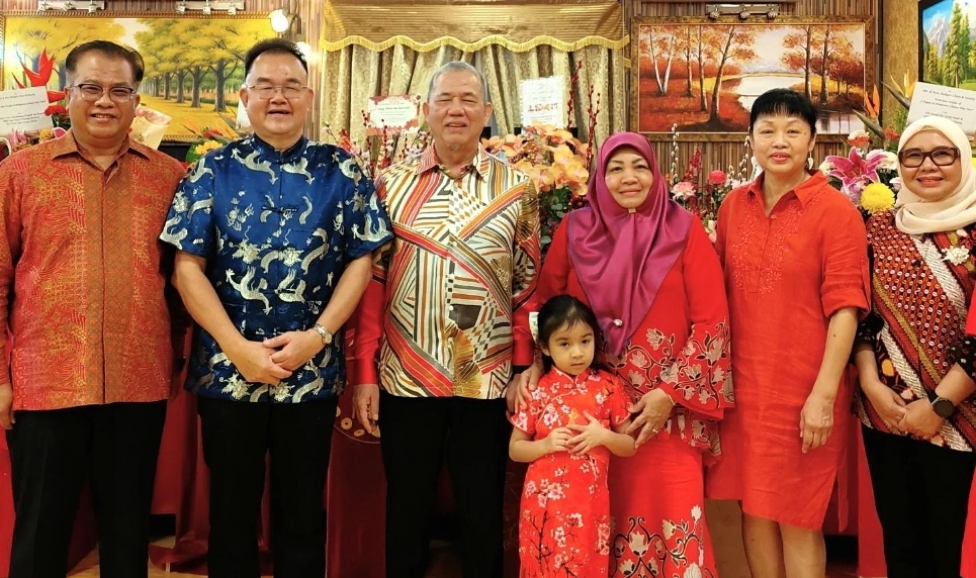 副首相拿督阿玛法迪拉尤索（左3）向田松茂拜年后合影。