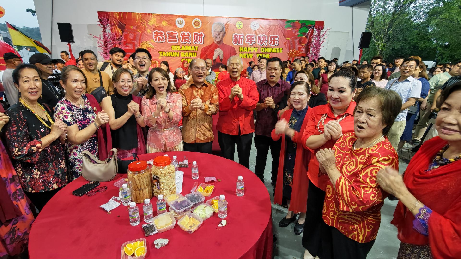 砂总理署劳工、移民及项目监督事务副部长拿督格拉瓦加拉（左5）莅临向拿督陈超耀（左6）贺年。