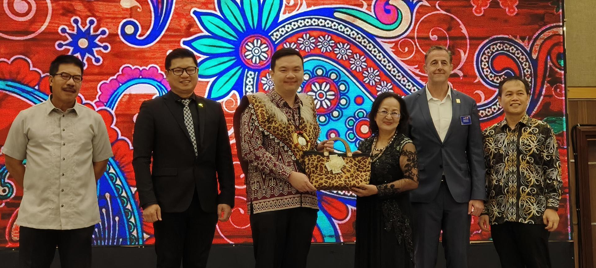 美里油城扶轮社社长兼筹备会主席宝琳娜莎高赠送纪念品给马来西亚旅游、艺术及文化部副部长赵俊文（左3）。