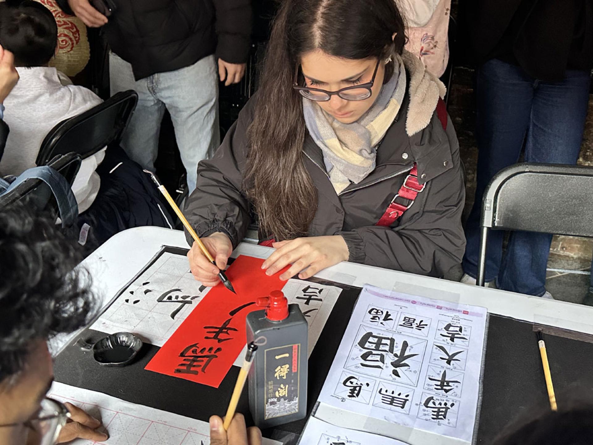 由中国驻伦敦旅游办事处支持的2026伦敦卡姆登市集中国春节庙会21日举办。活动包括舞狮与舞龙和传统乐器表演、书法体验、面部彩绘、服饰秀以及麻将等传统游戏。