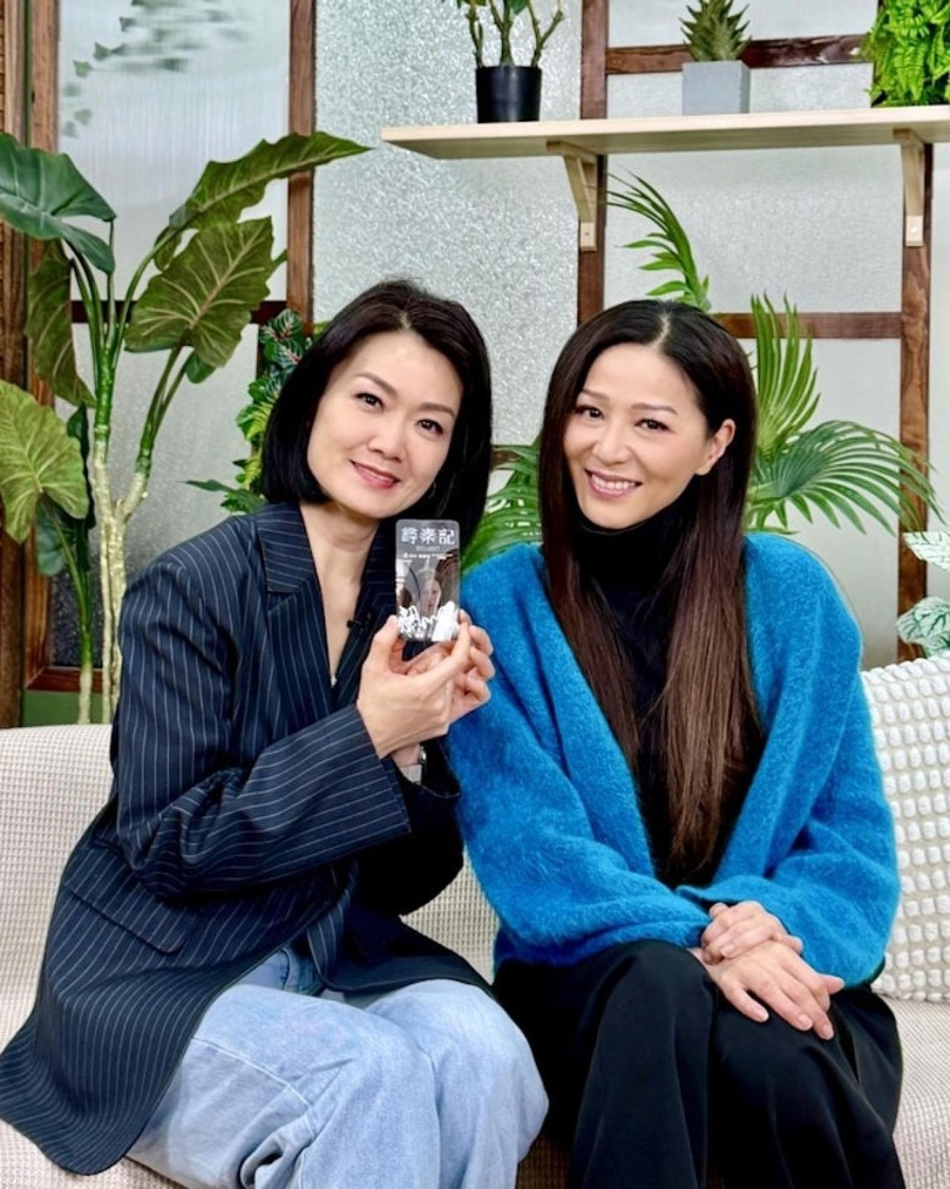 滕丽名（右）接受方健仪访问。