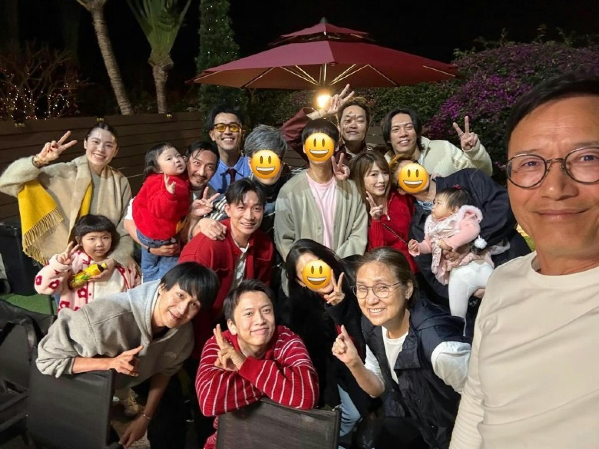 戚美珍（前排右2）素颜罕见曝光。