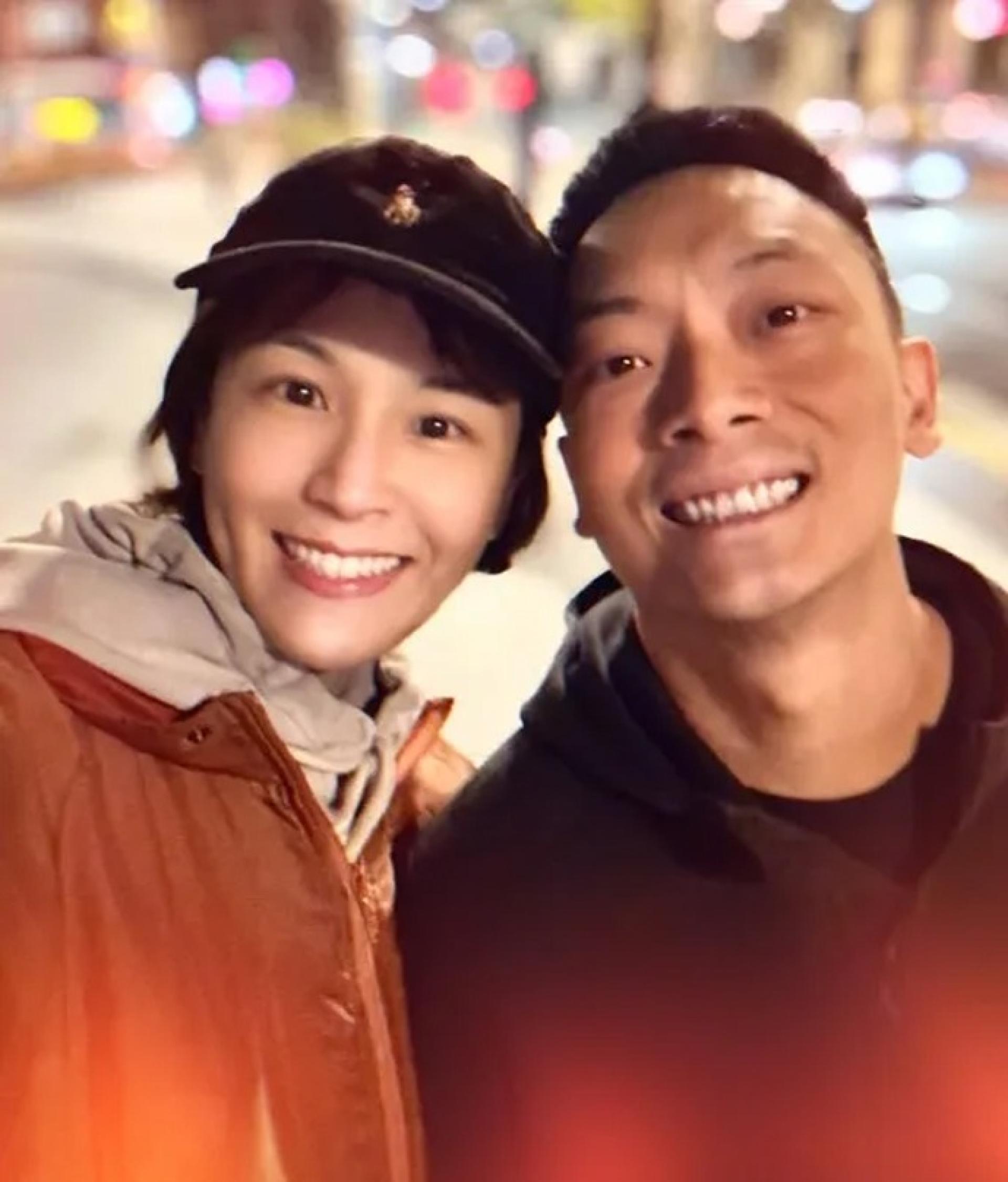 曾沛慈手滑发出与老公靠头自拍照。