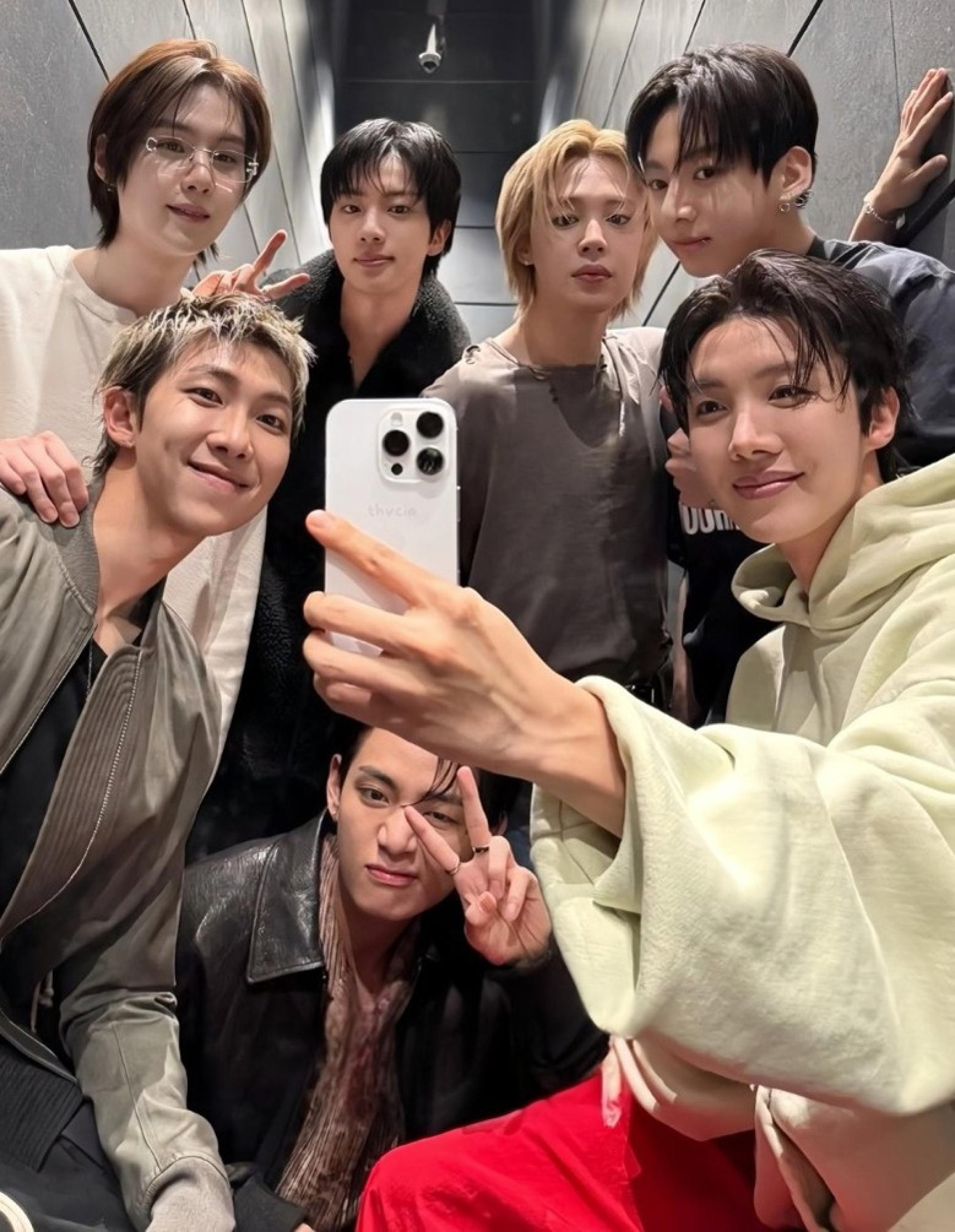 BTS公开团体新照片造势。