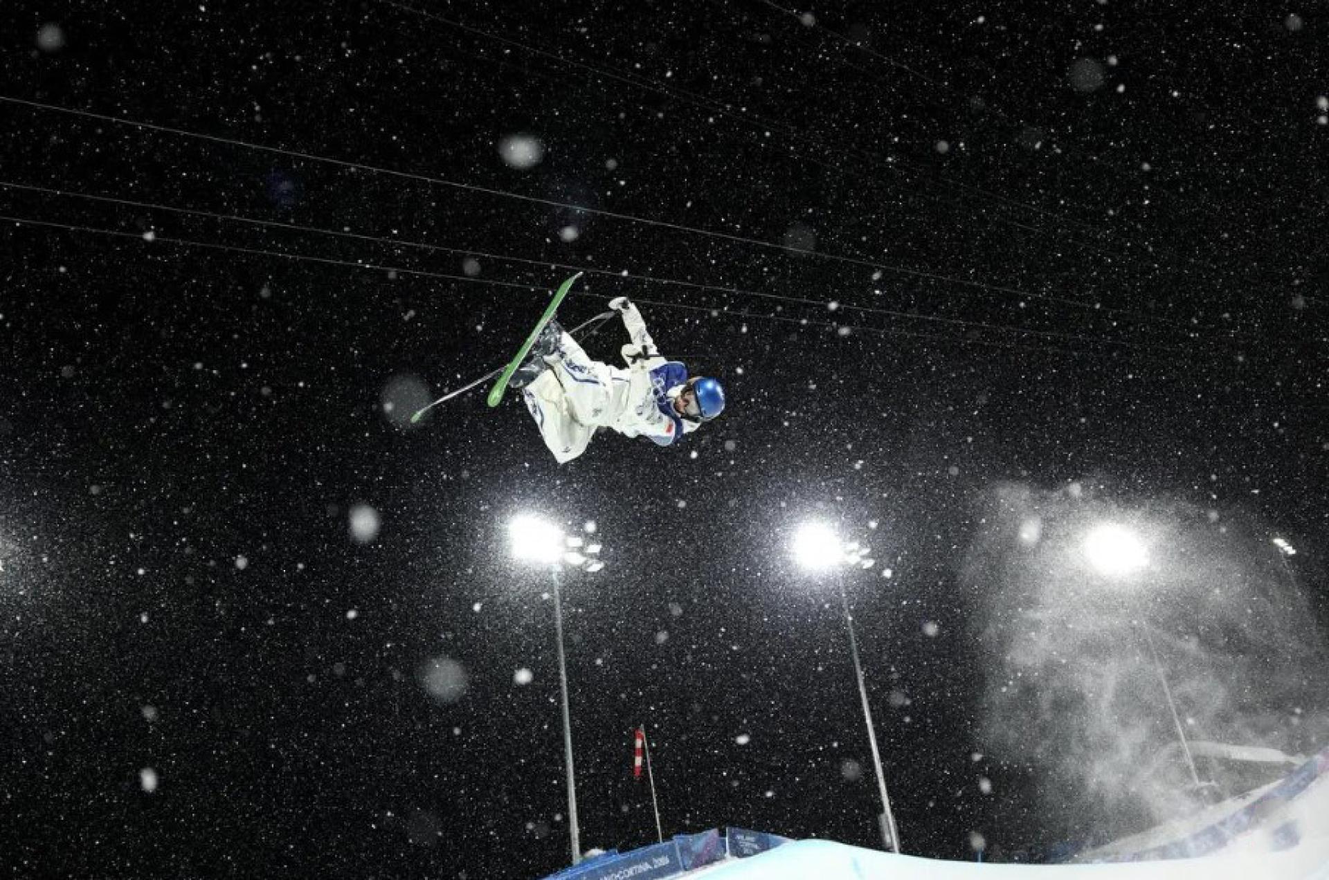 谷爱凌参加的冬奥会U池决赛推迟举行。图为2月19日，谷爱凌在预赛中晋级。