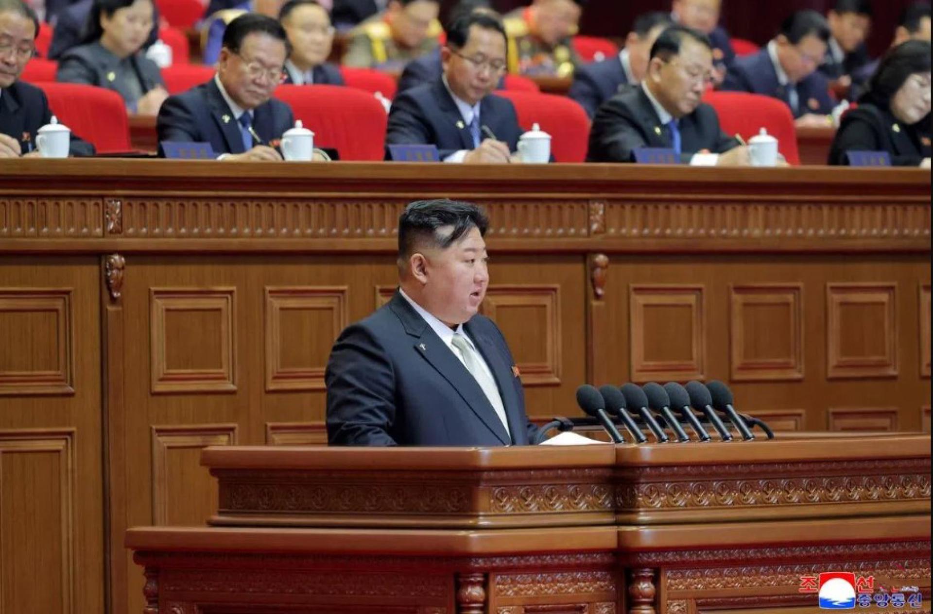 第九次代表大会星期六（21日）进入第三天议程，国务委员会委员长金正恩（第一排）就劳动党第八届中央委员会工作进行总结报告。