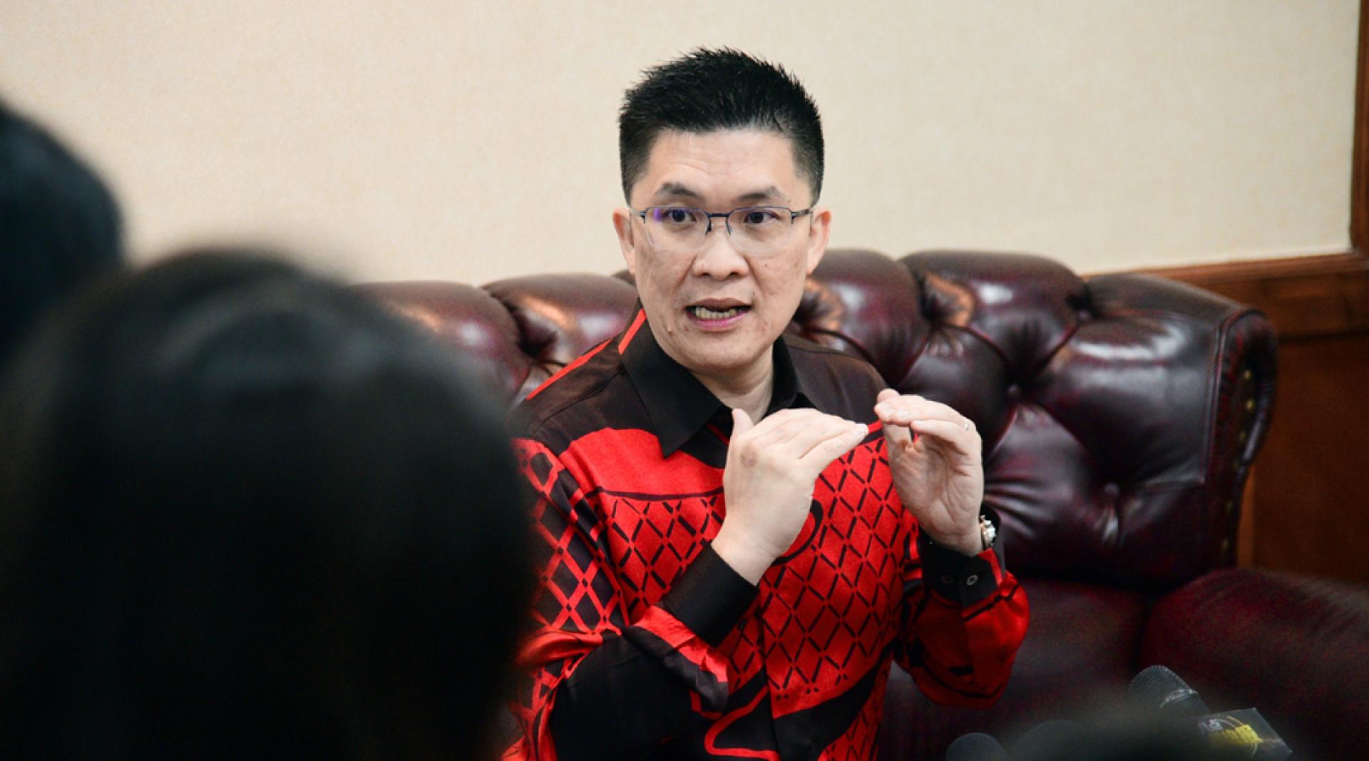 黄家和说明，优先安排华裔教师赴中学执教，是为华中校长接班人铺路。