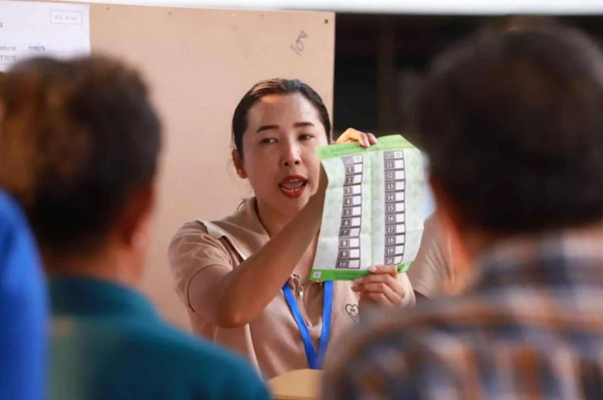 2月8日，Samut Prakan的计票现场。