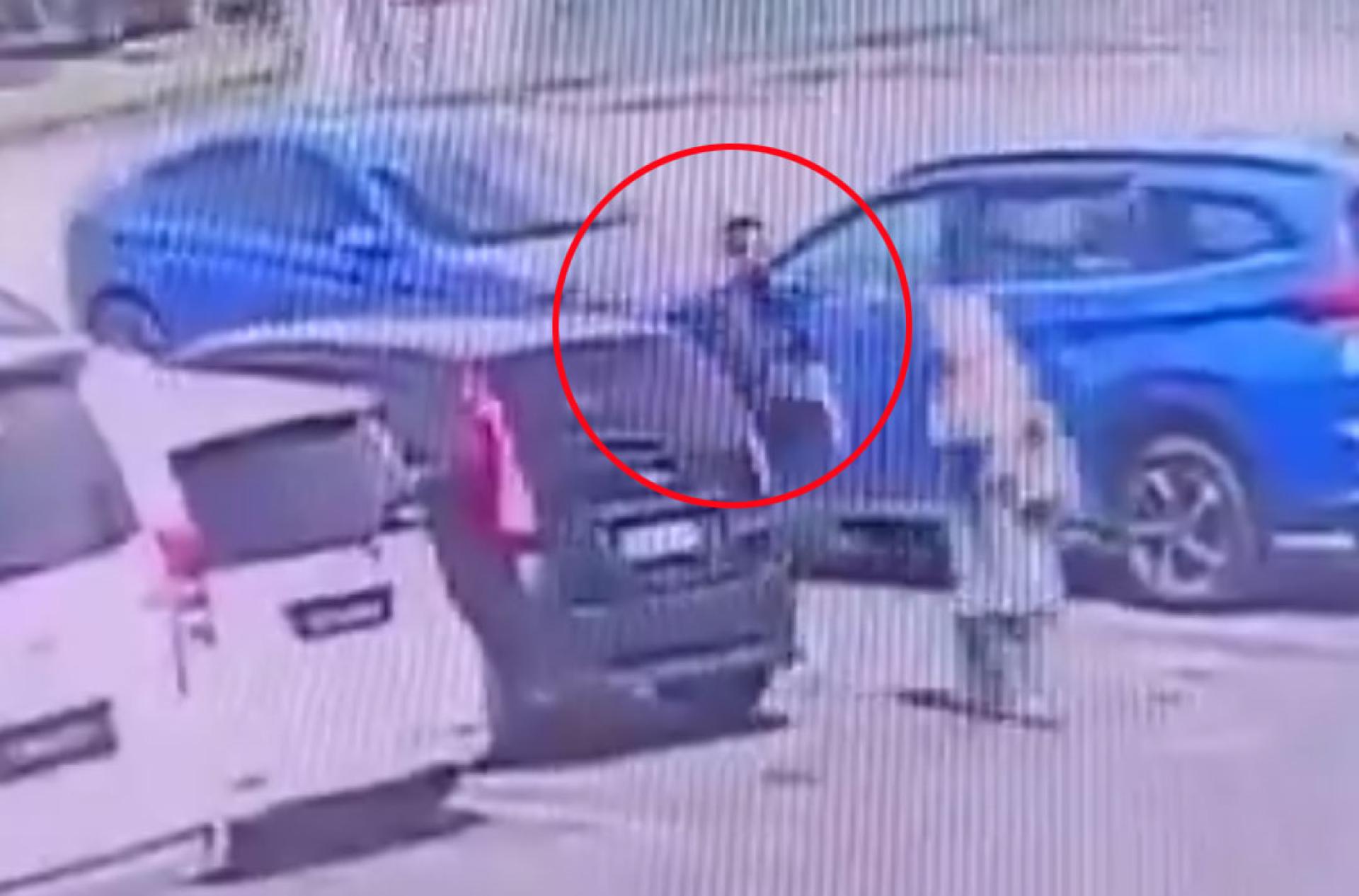 女子在面对歹徒企图驾走轿车后急忙逃跑。