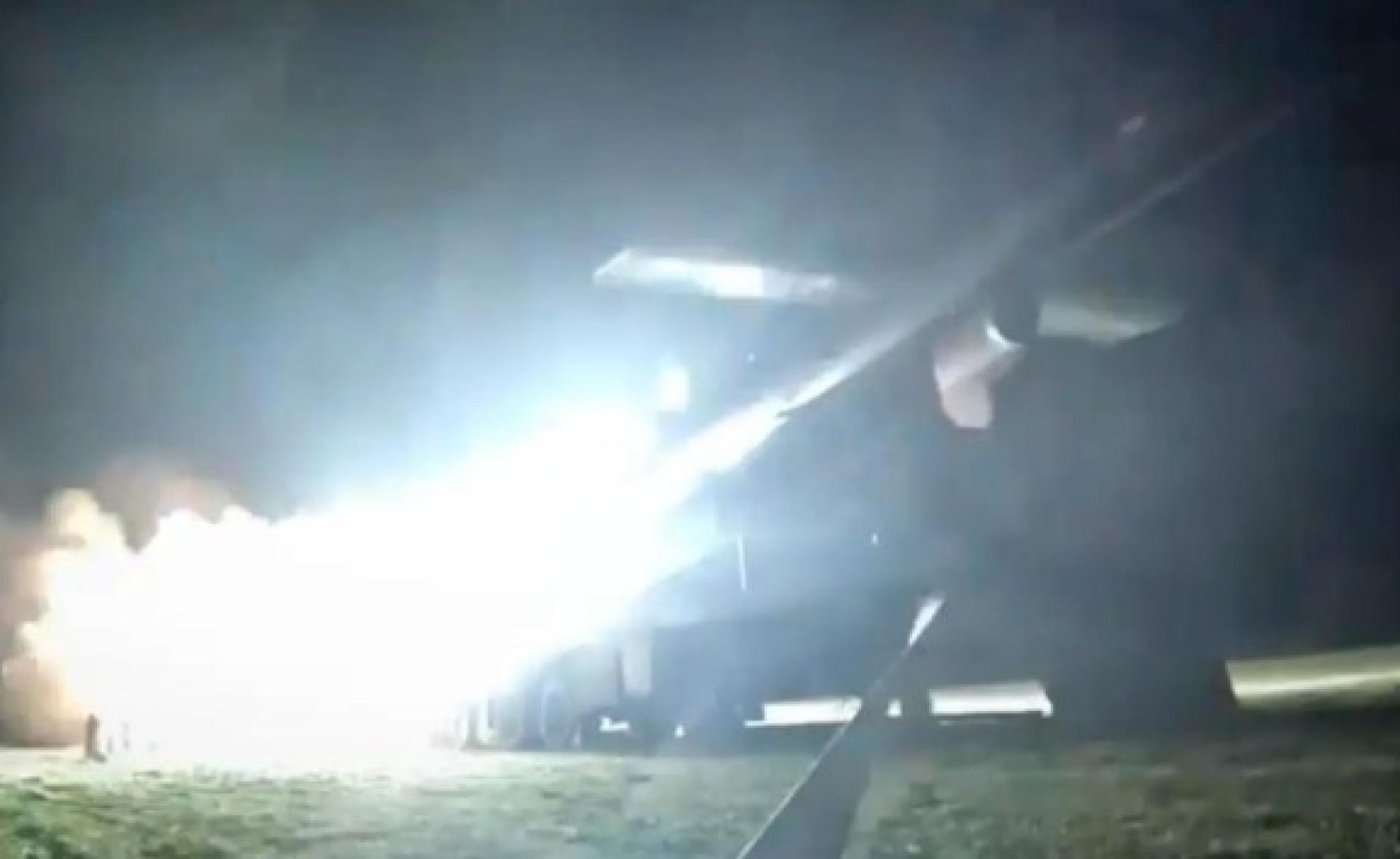 乌军使用“火烈鸟”巡航导弹打击俄导弹军工厂。