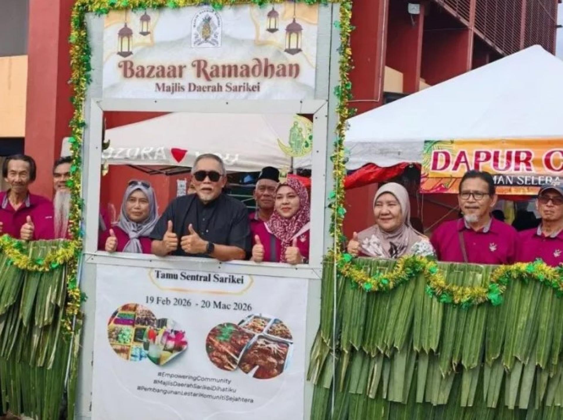 连达立（左4）在泗里街集市，呼吁公众在斋戒月期间支持小商贩。