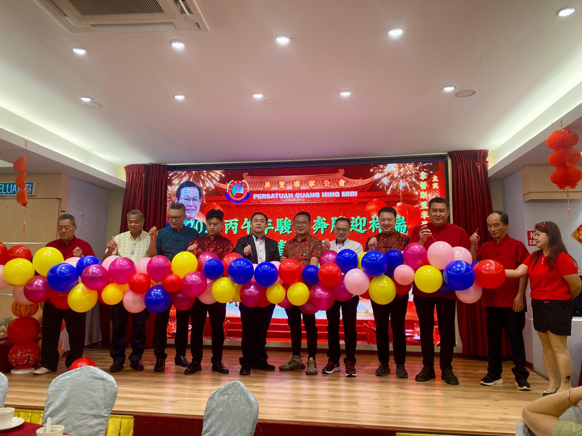 主宾与一众贵宾联合主持开幕仪式，为新春联欢活动掀开序幕。左2起为拿督斯里甘保祥、美里市长俞小珊的代表余忠明市议员、赵俊文的代表邹梓建、筹备会主席江吉雄、主宾拿督斯里李景胜的代表熊千雨市议员、会长邵米华及拿督陈超耀的代表谢家樑市议员。