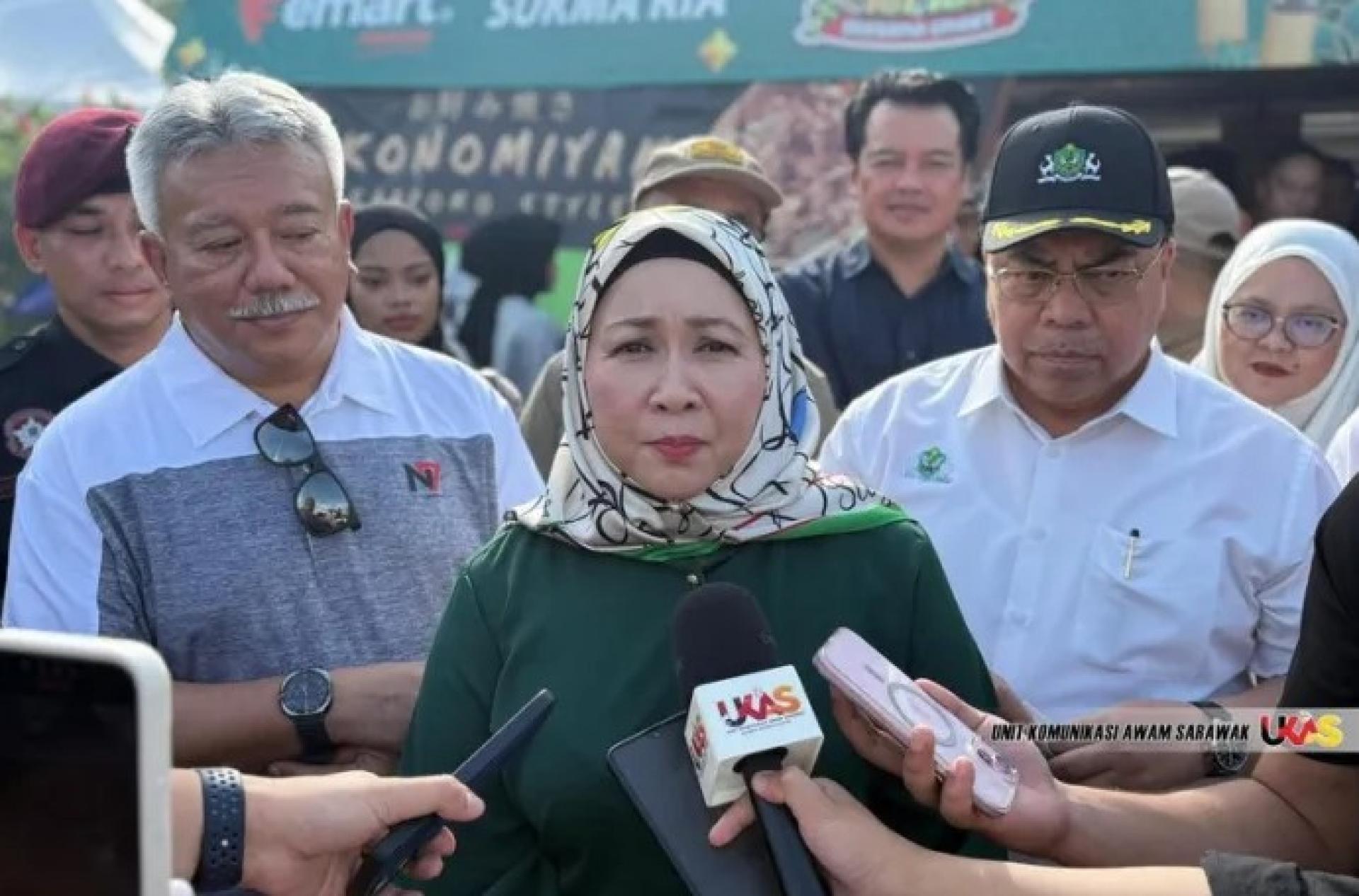 谢里法哈希达（中）于2026年2月22日在古晋Sukma Ria斋月集市主持开幕仪式时向记者讲话。