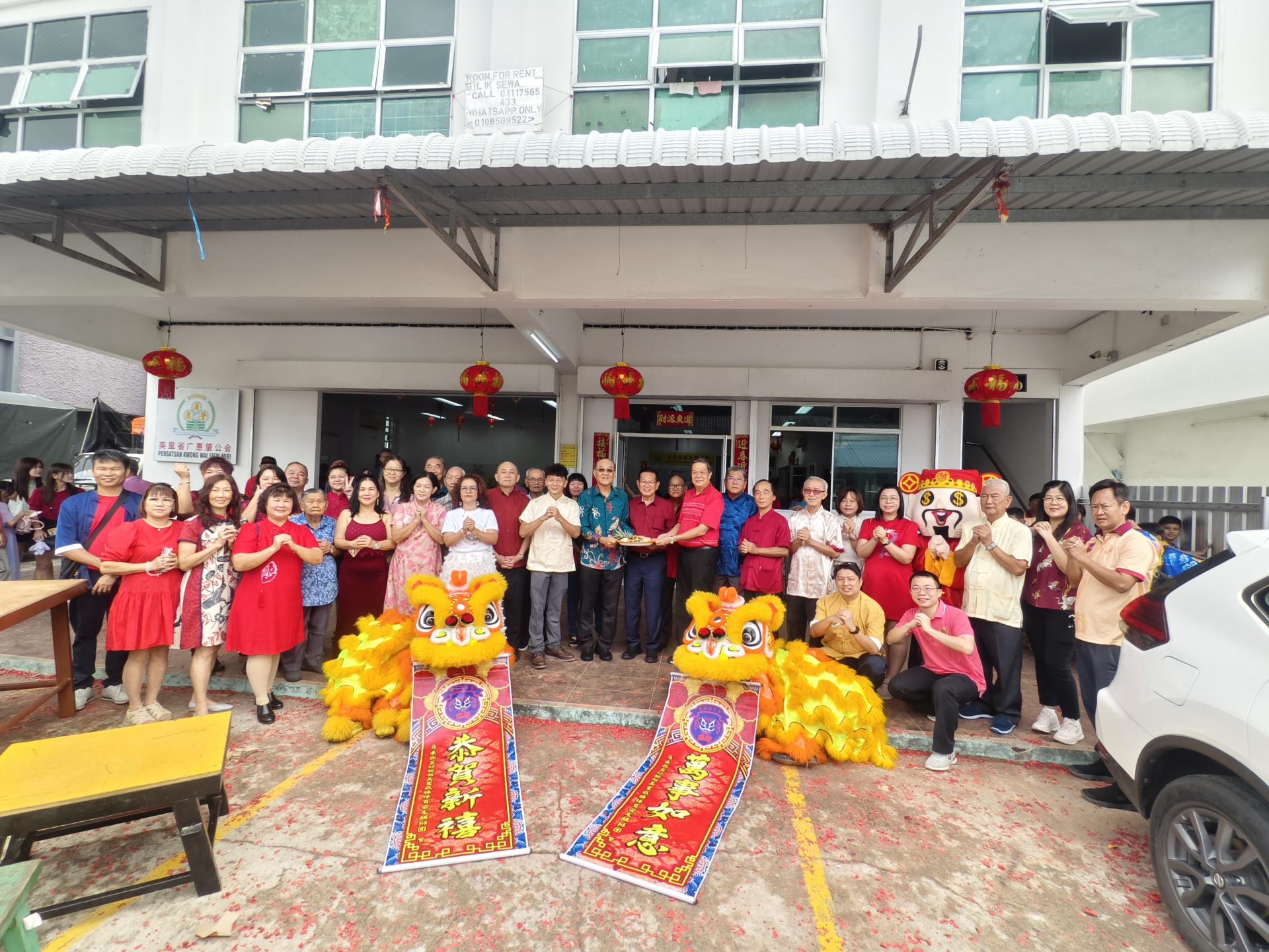 砂拉越交通部长拿督斯里李景胜（中）出席美里省广惠肇公会“2026丙午马年新春团拜”，醒狮进行接青仪式，寓意新年接福纳吉，场面热闹喜庆。