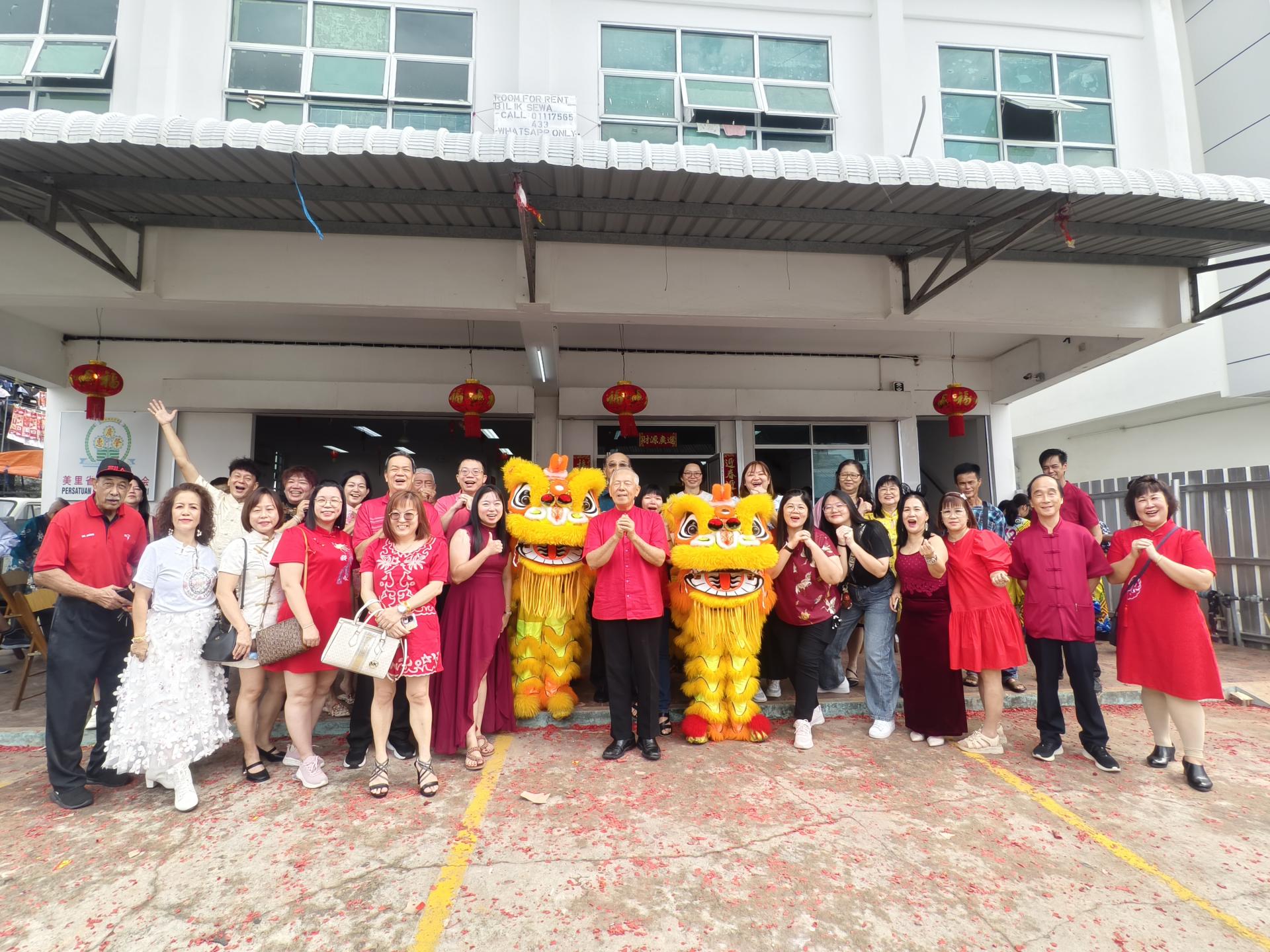 砂旅游副部长拿督陈超耀（中）向美里省广惠肇公会乡亲贺年，祝愿大家新春快乐、身体健康。