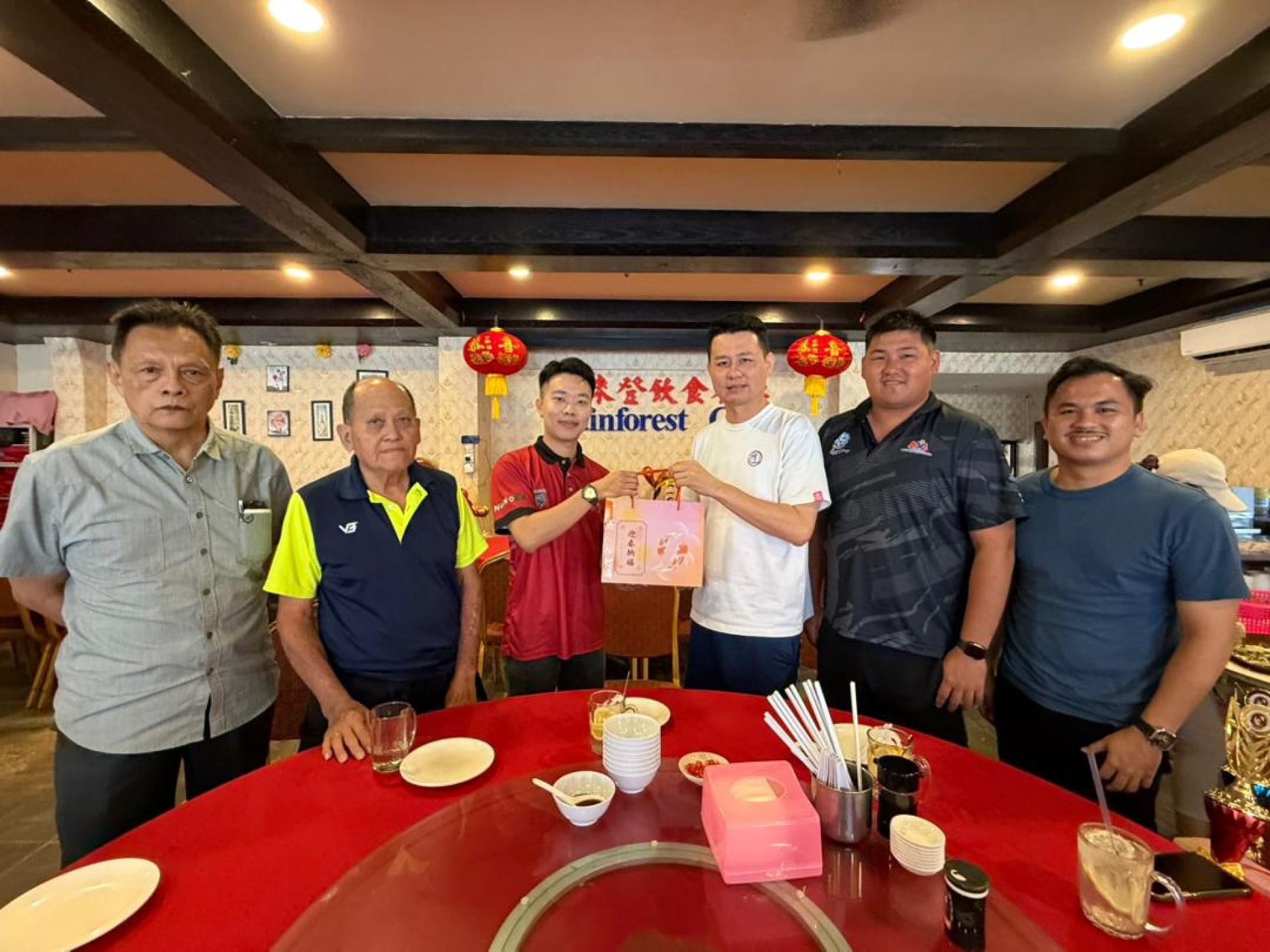 美里排总主席温凯富（左3）赠送新春礼品给会长林思健（右3）时摄，以感激他的支持，左2为名誉主席苏本资。