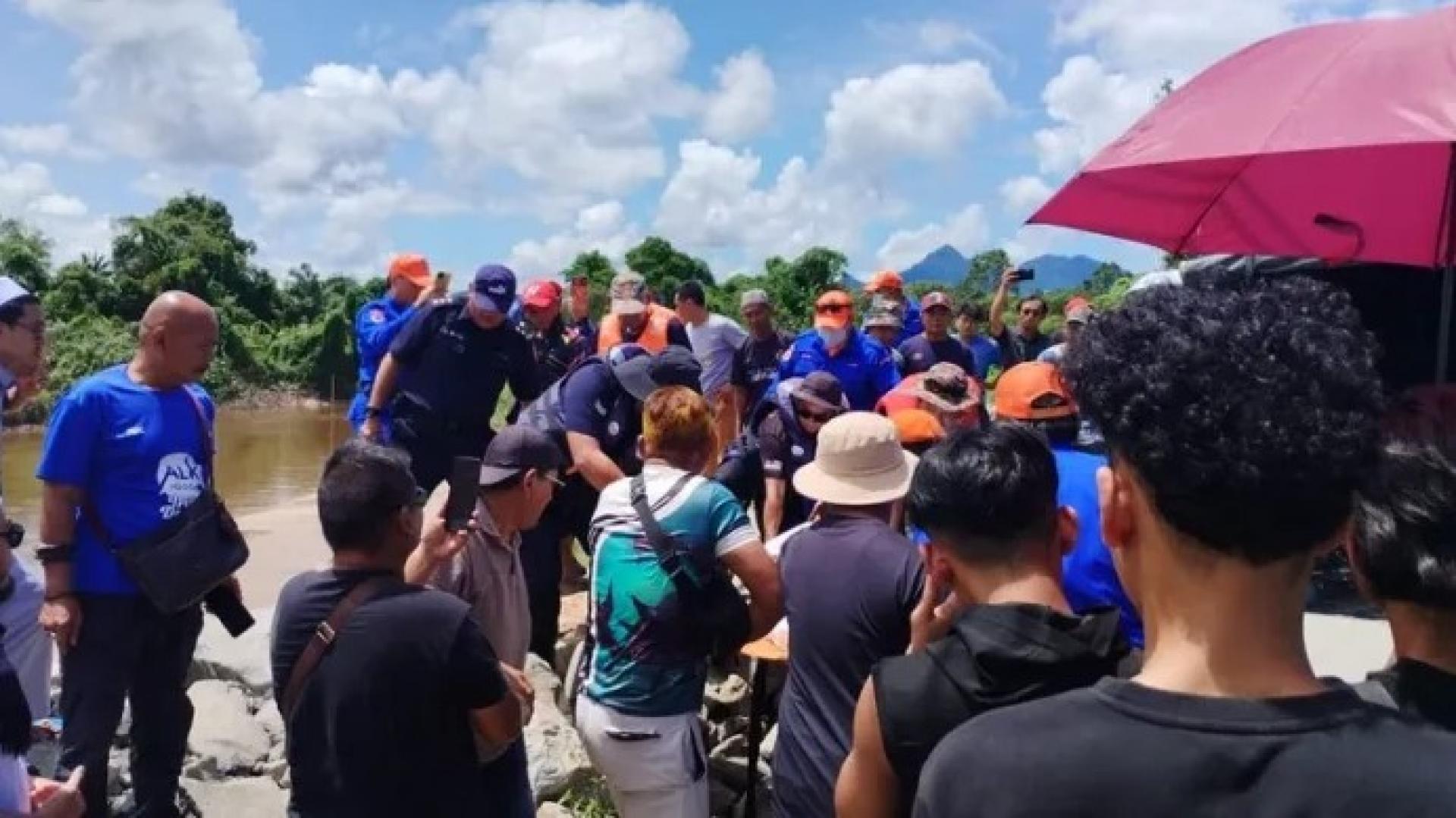 救援人员将于2026年2月22日在古晋双溪登雅发现的遗体运回。