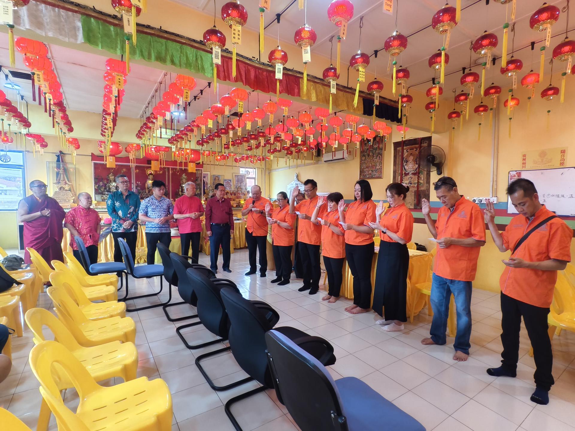 美里杜松钦巴迦如佛教会2026至2027年度理事会宣誓就职。左起为Master Mukhya金刚上师，会长吴克明，美里市长俞小珊的代表余忠明市议员，大马旅游、艺术及文化部副部长兼美里区国会议员赵俊文的代表邹梓建，砂旅游部副部长拿督陈超耀，主宾砂拉越交通部长拿督斯里李景胜，主席林江福。