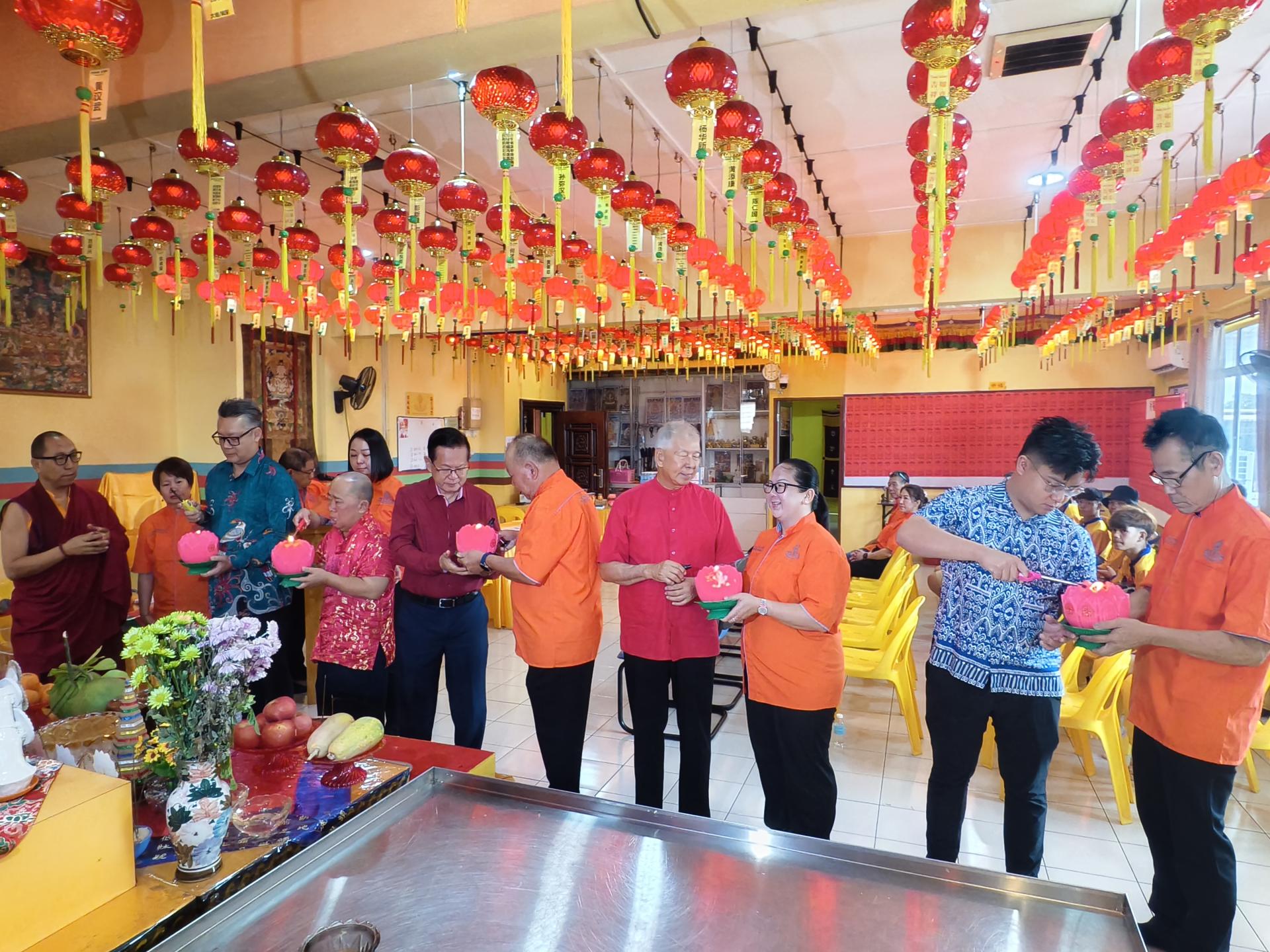 美里杜松钦巴迦如佛教会新届理事宣誓就职举行点灯仪式，主宾与嘉宾共同参与，祈愿社会祥和、众生安乐。