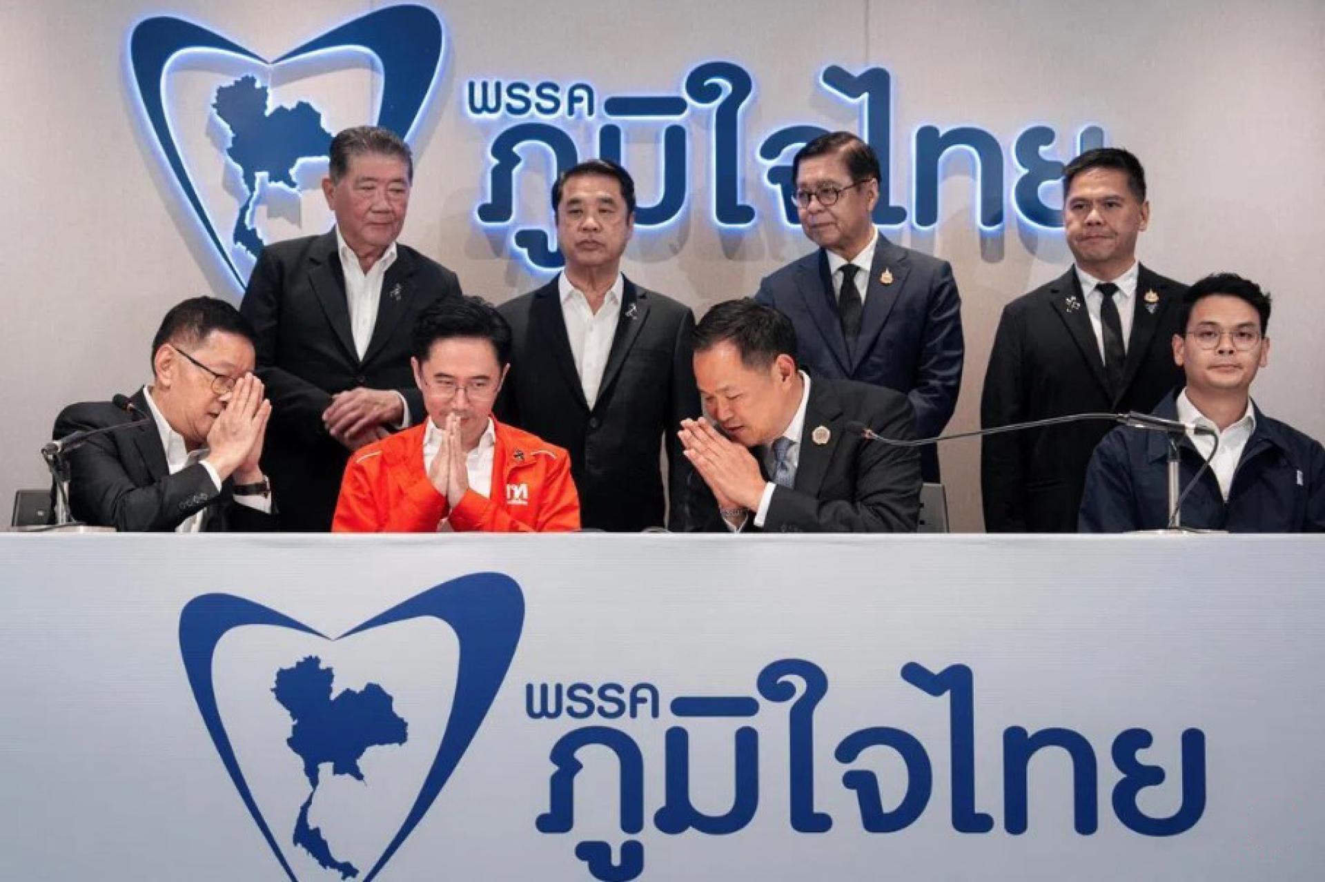 泰自豪党党魁阿努廷（前排右2）2月13日与为泰党首相候选人裕差南（前排左2）一同召开记者会，宣布两党将结盟共组联合政府。