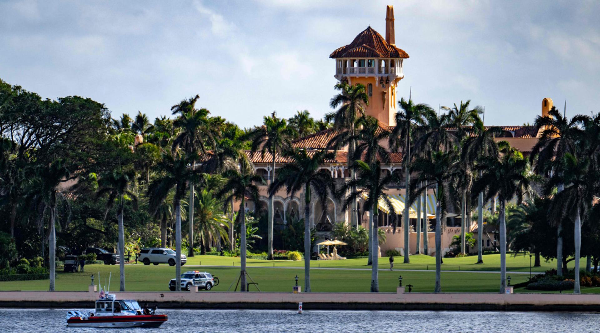 海湖庄园位于佛罗里达州度假胜地棕榈滩，是特朗普名下的私人庄园。