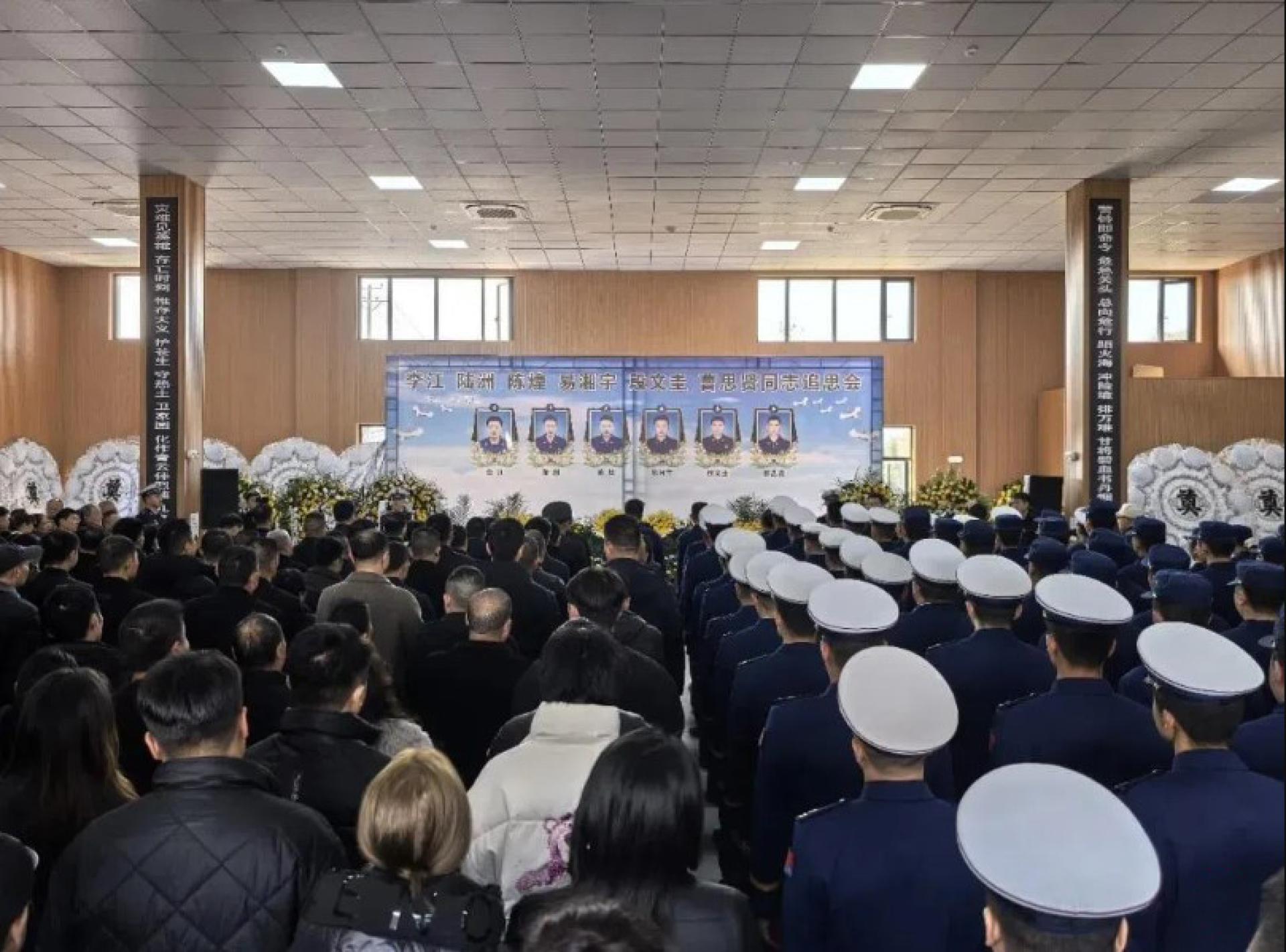 中国湖北消防车坠崖事故殉职六名消防员追思会，星期六（2月21日）在娄底市新化县殡仪馆举行。