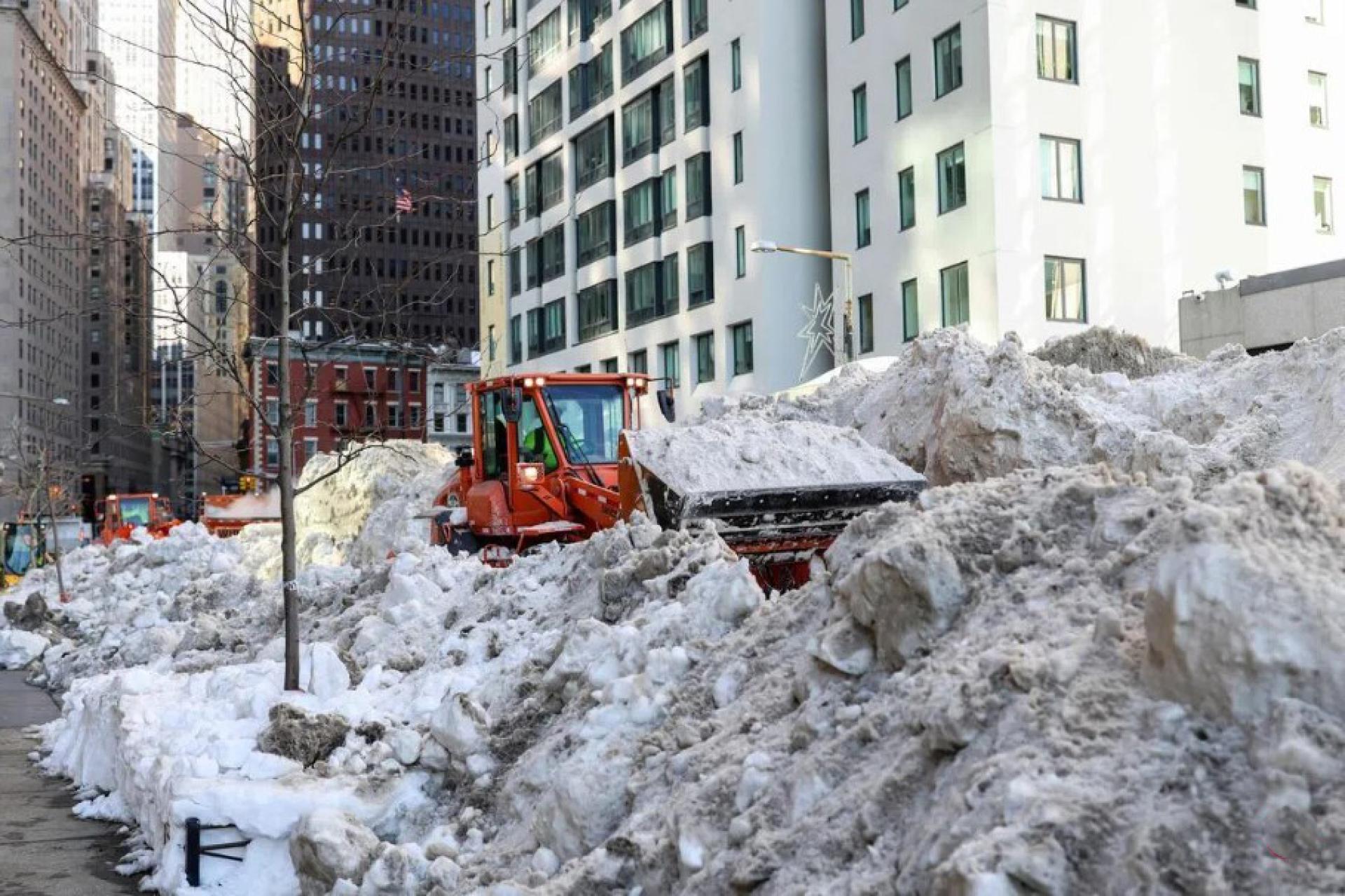 纽约市长马姆达尼星期六（2月21日）在记者会上警告，这场暴风雪可能比1月底袭击纽约的风暴更加危险。照片摄于1月29日，工作人员在纽约一场冬季风暴后清理积雪。