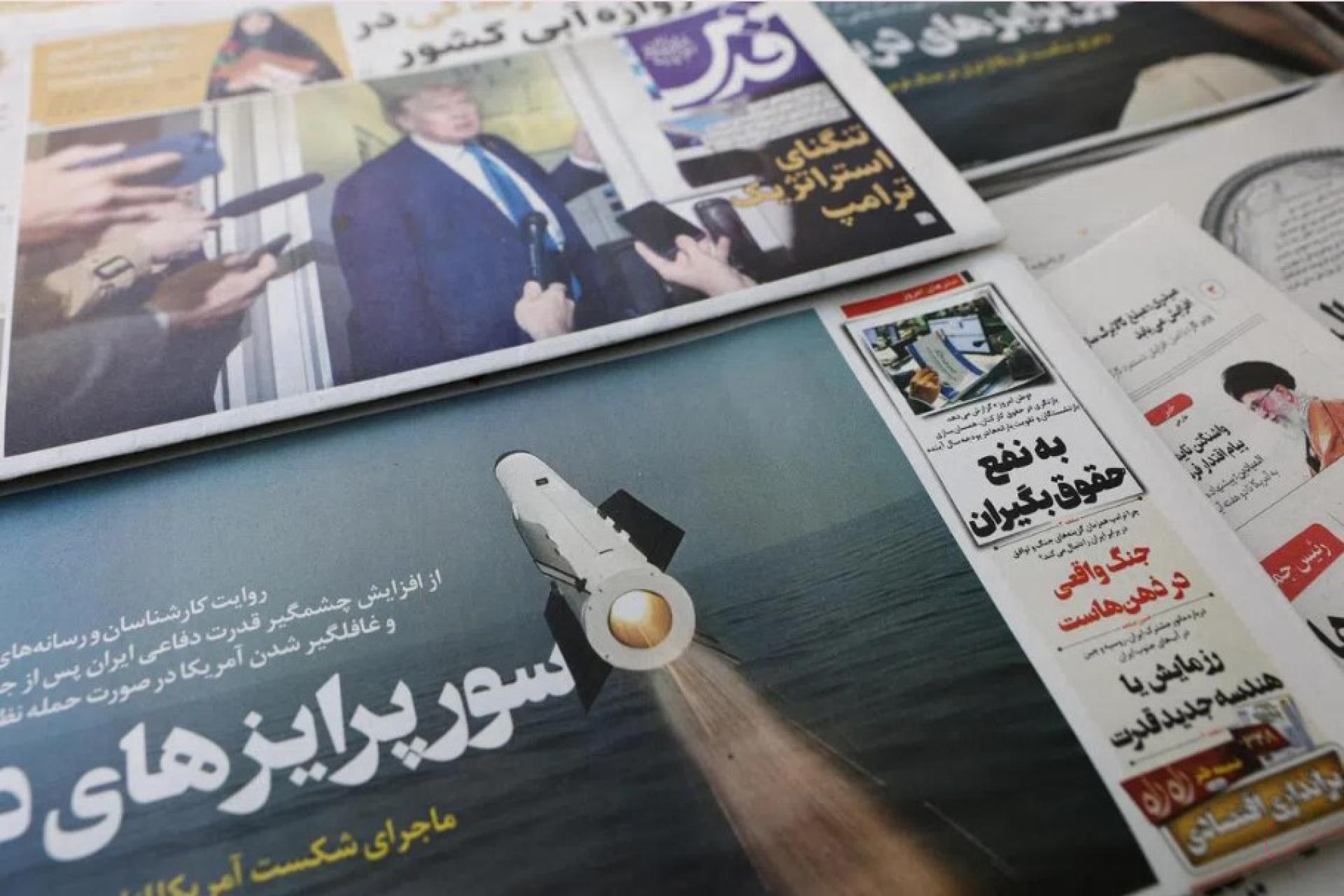 2月19日一份伊朗报纸的封面照片是一枚伊朗导弹。