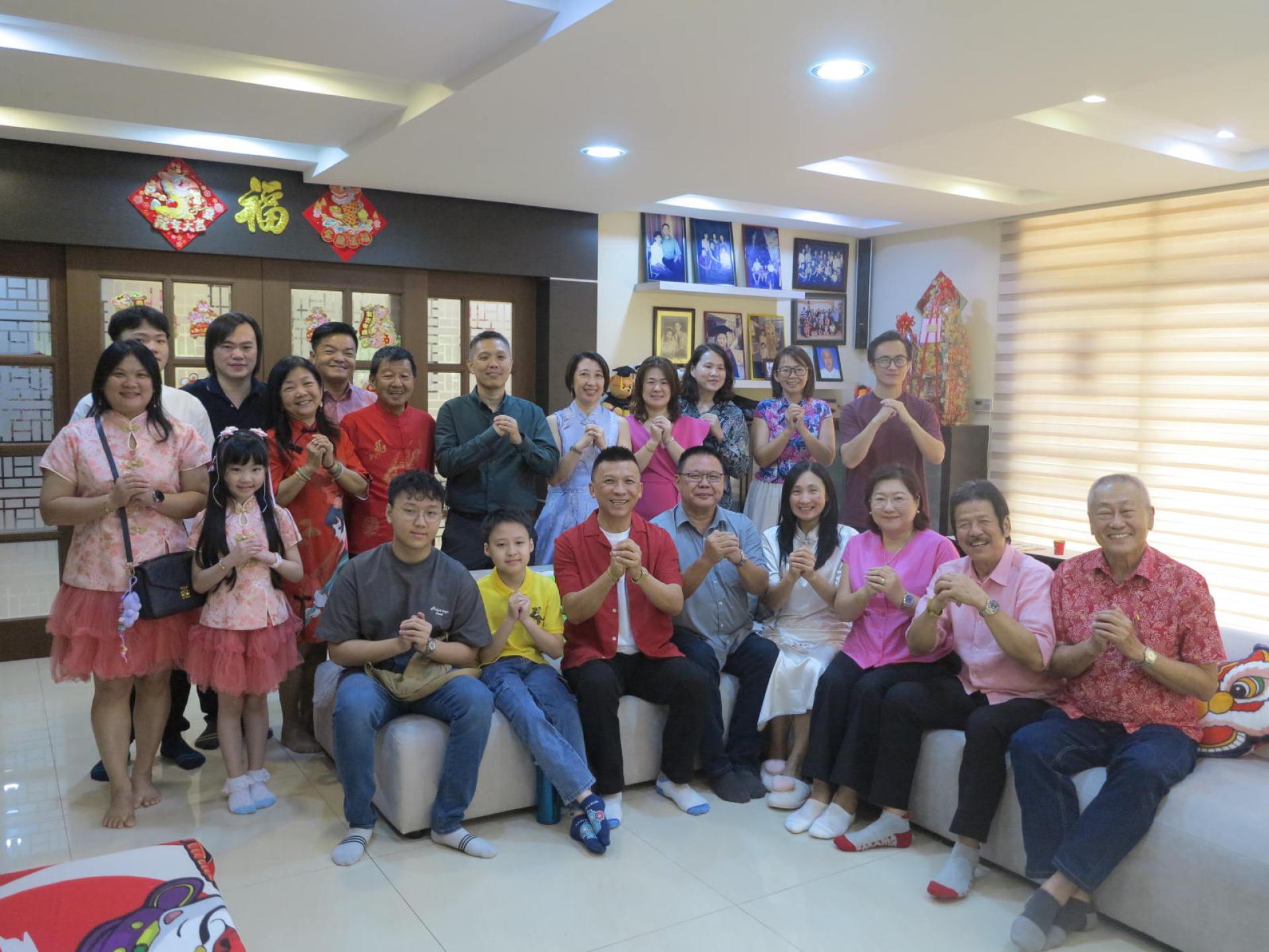 商务与工业主任林伟安与贺年的青年团执委合影