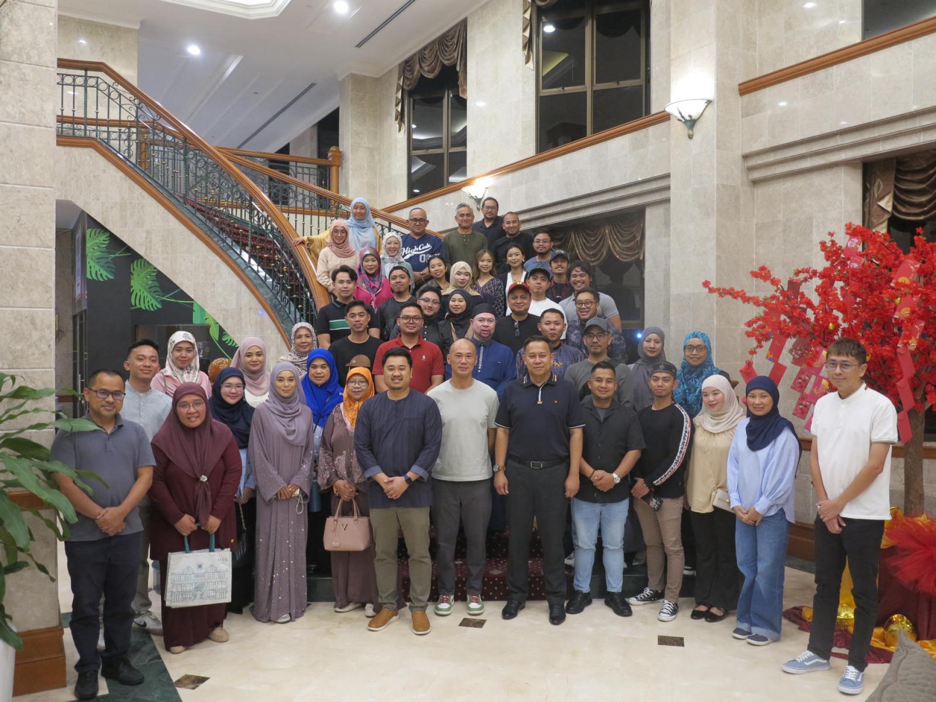 福记摩哆董事吴吉兴与该公司职员合影