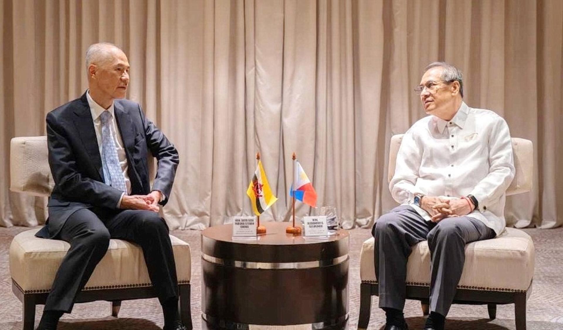 汶莱最高法院首席大法官拿督张惠安（左）拜会菲律宾最高法院首席大法官亚历山大时进行交流。