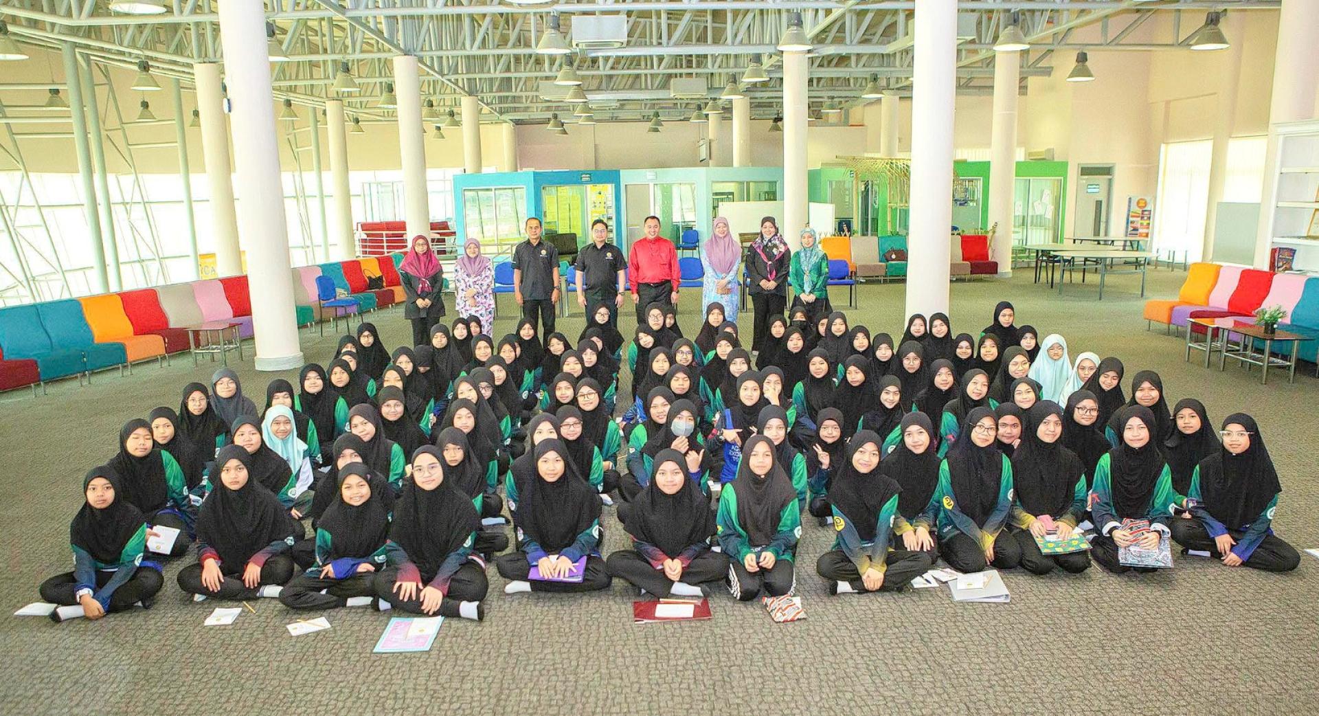 都东县苏菲里博尔基亚中学生与教职员及新闻局官员在讲座上合影。