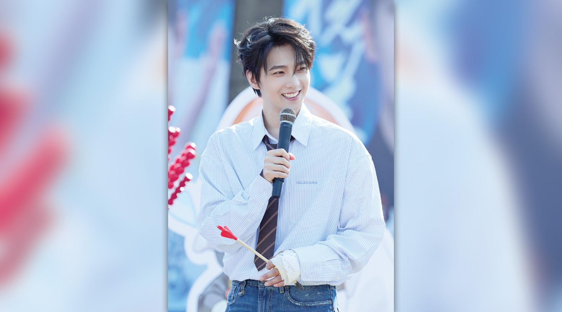 杨洋带伤出席新剧开镜，让粉丝心疼不已。