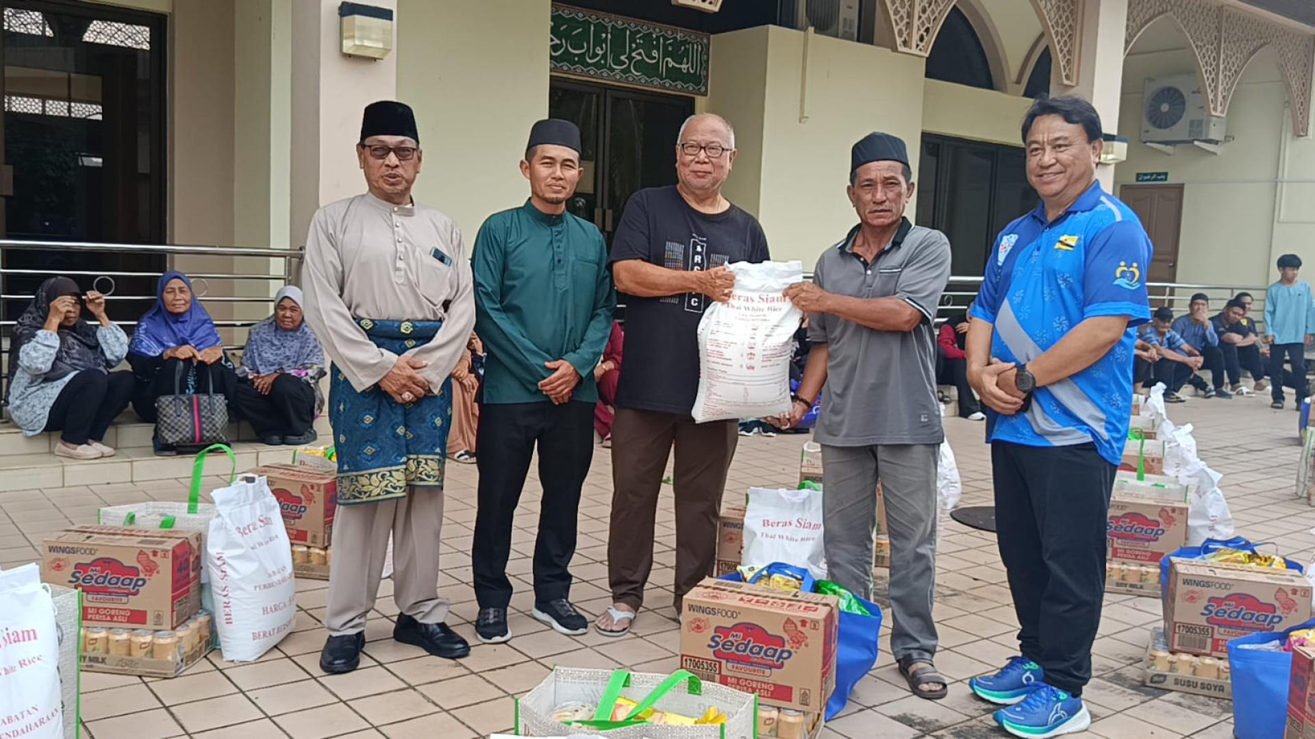 华光慈善会秘书长方永利分发食品