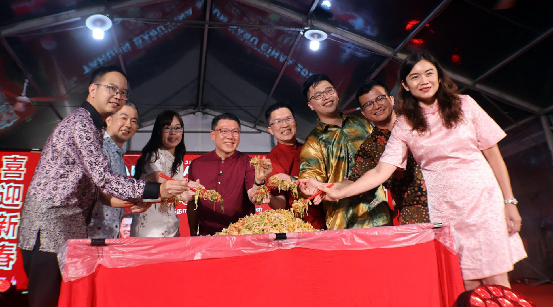 倪可敏（中）与国州议员及嘉宾进行捞生；左起为吴锡华、林逸扬、崔慈恩、黄家和、李存孝、张迪翔及古海燕。