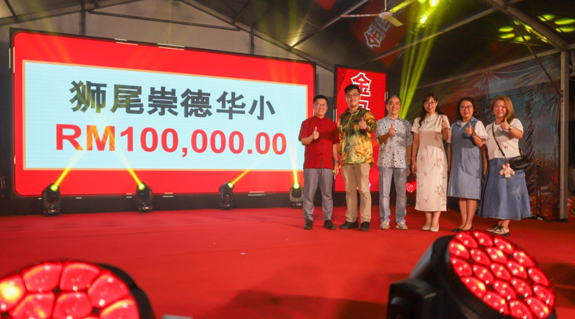 黄家和（左1）在新春团拜活动上宣布拨款10万令吉予狮尾崇德华小；左2起为李存孝、林逸扬、崔慈恩、甄向见及黎绮雯。