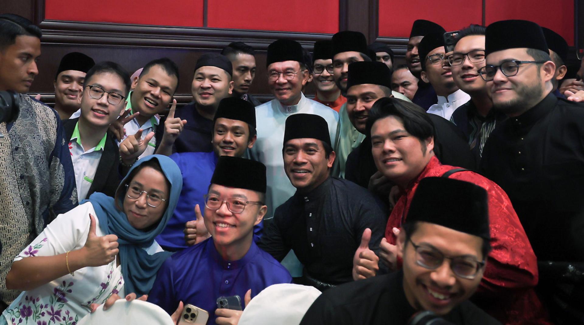 安华周日在出席“与首相开斋晚宴暨“清真寺之友 X 斋戒青年之友”推介礼，并与出席的青年合影。