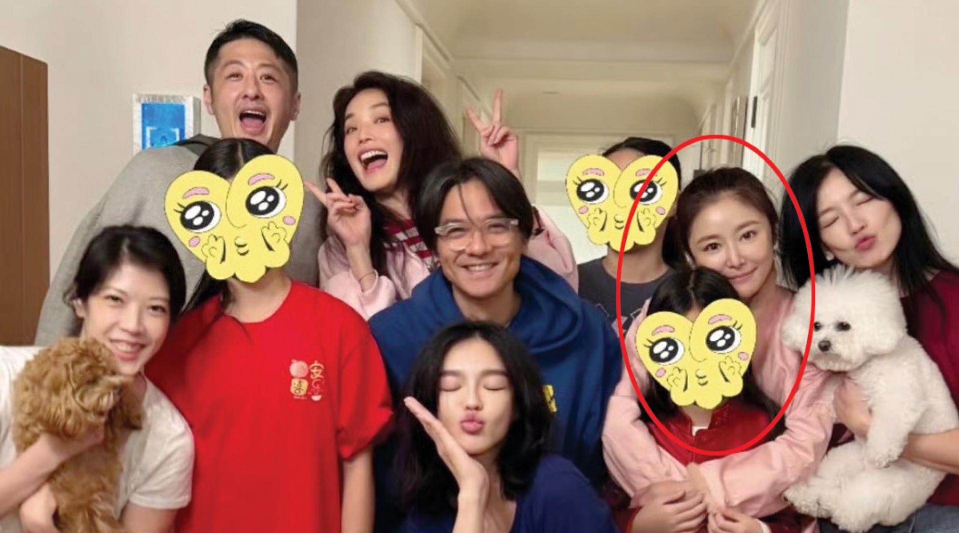 林心如与女儿（红圈处）现身好友聚会。