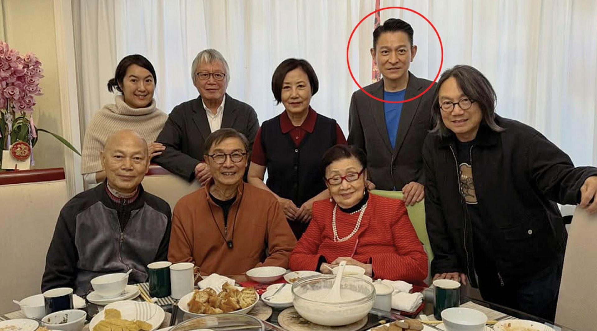 刘德华（红圈者）罕有现身白雪仙家中拜年。