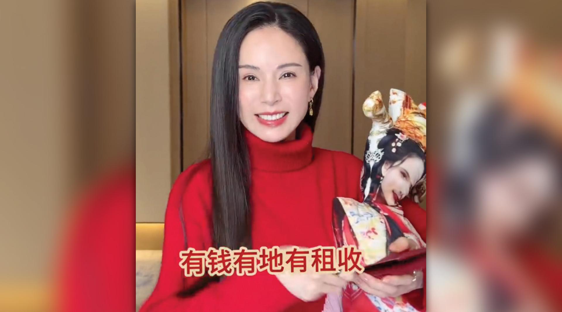 李若彤拍贺年短片时手上抱着的人形抱枕，竟被误认成纸扎人偶。