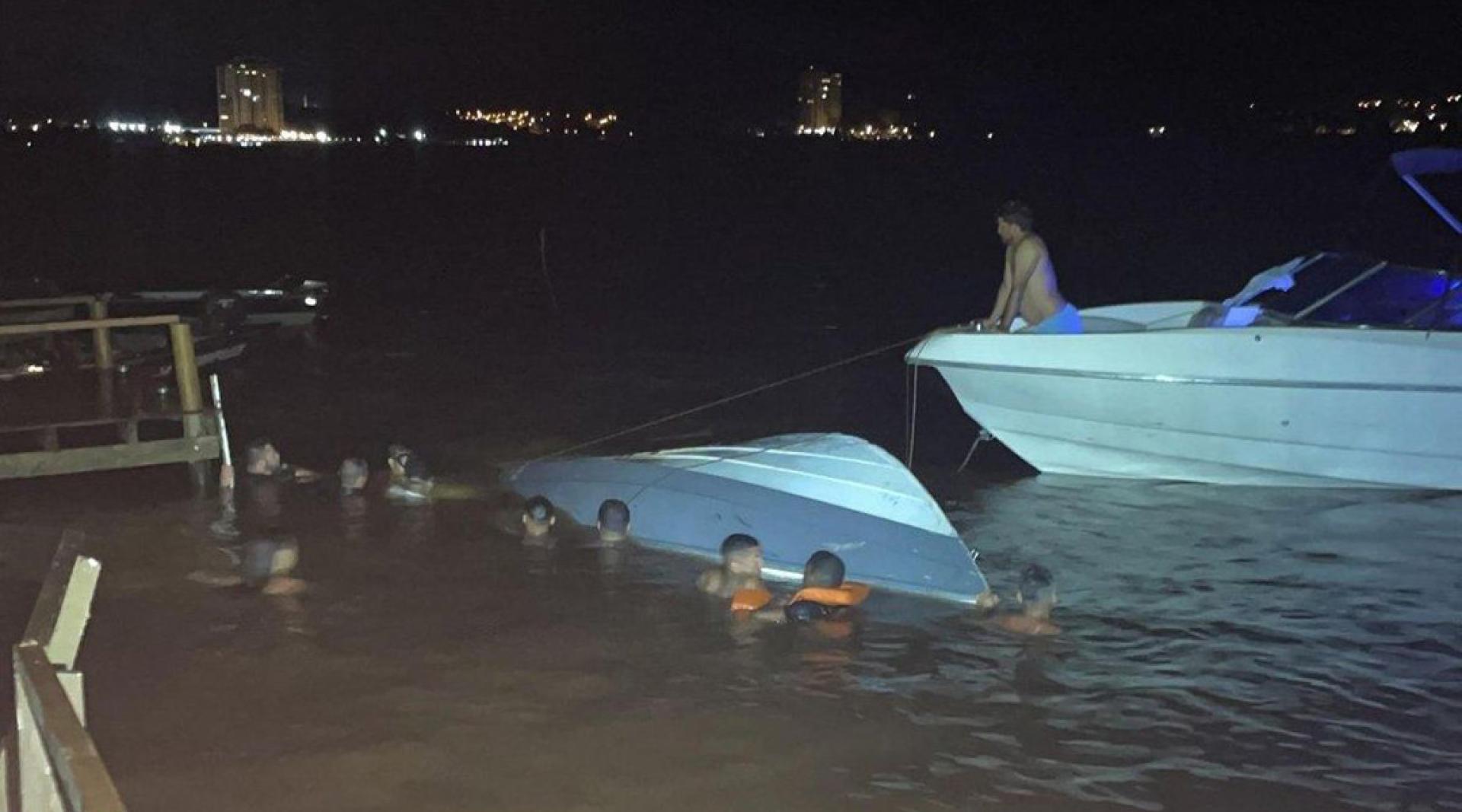 一艘快艇撞上了码头，当地居民、潜水员及市政警卫队参与救援。