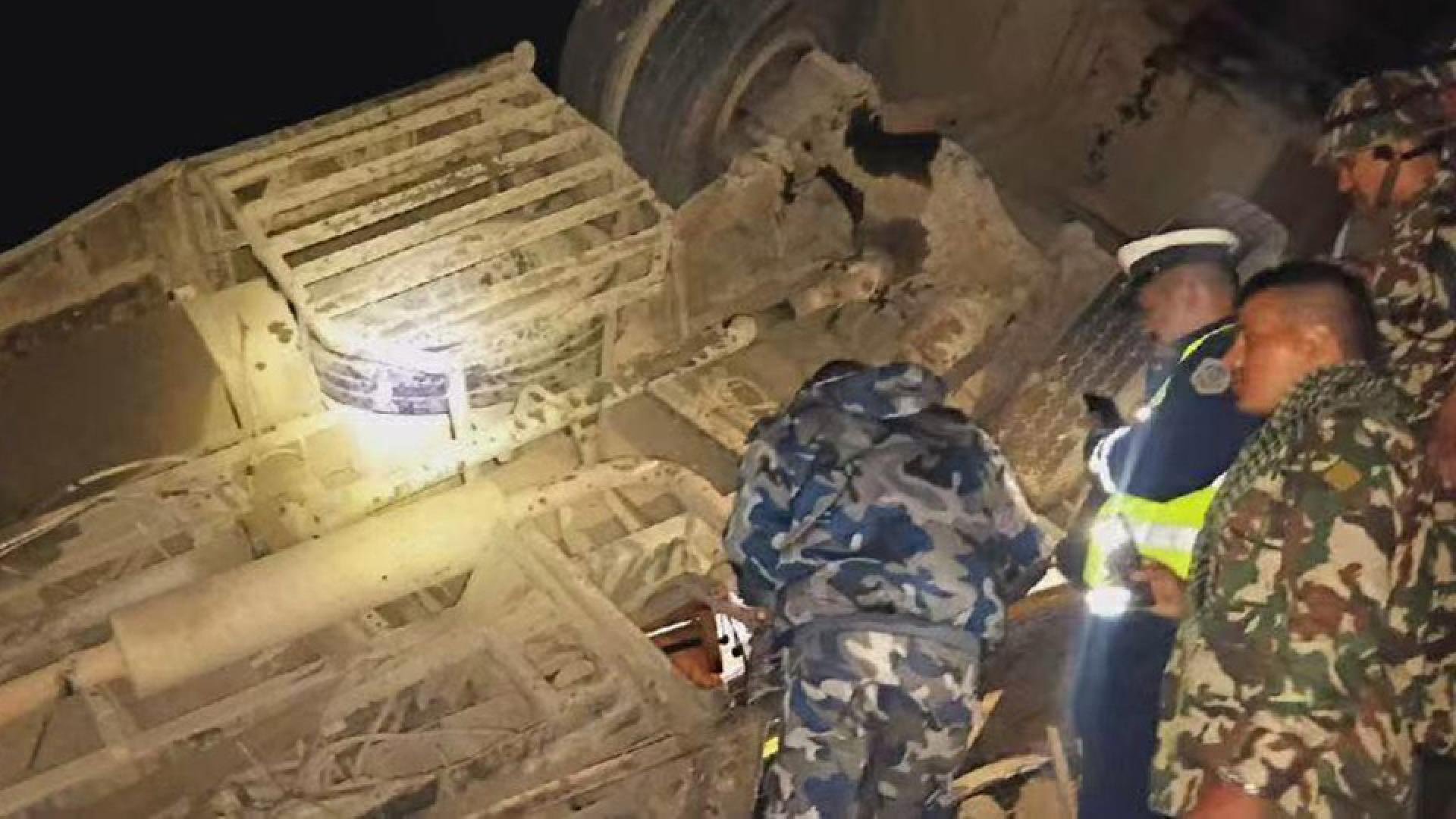 大巴车于凌晨1时许在行驶时坠入河中。