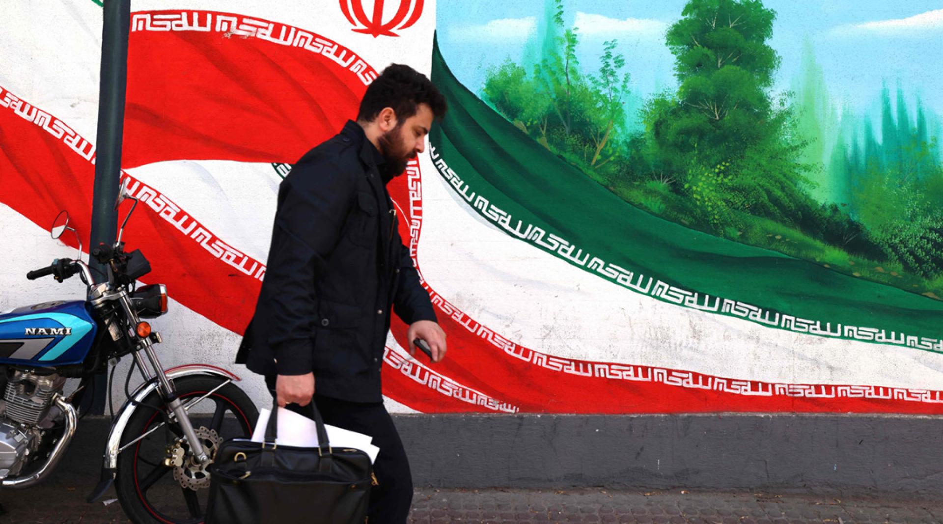 尽管局势紧张，伊朗民众依旧如往常生活。