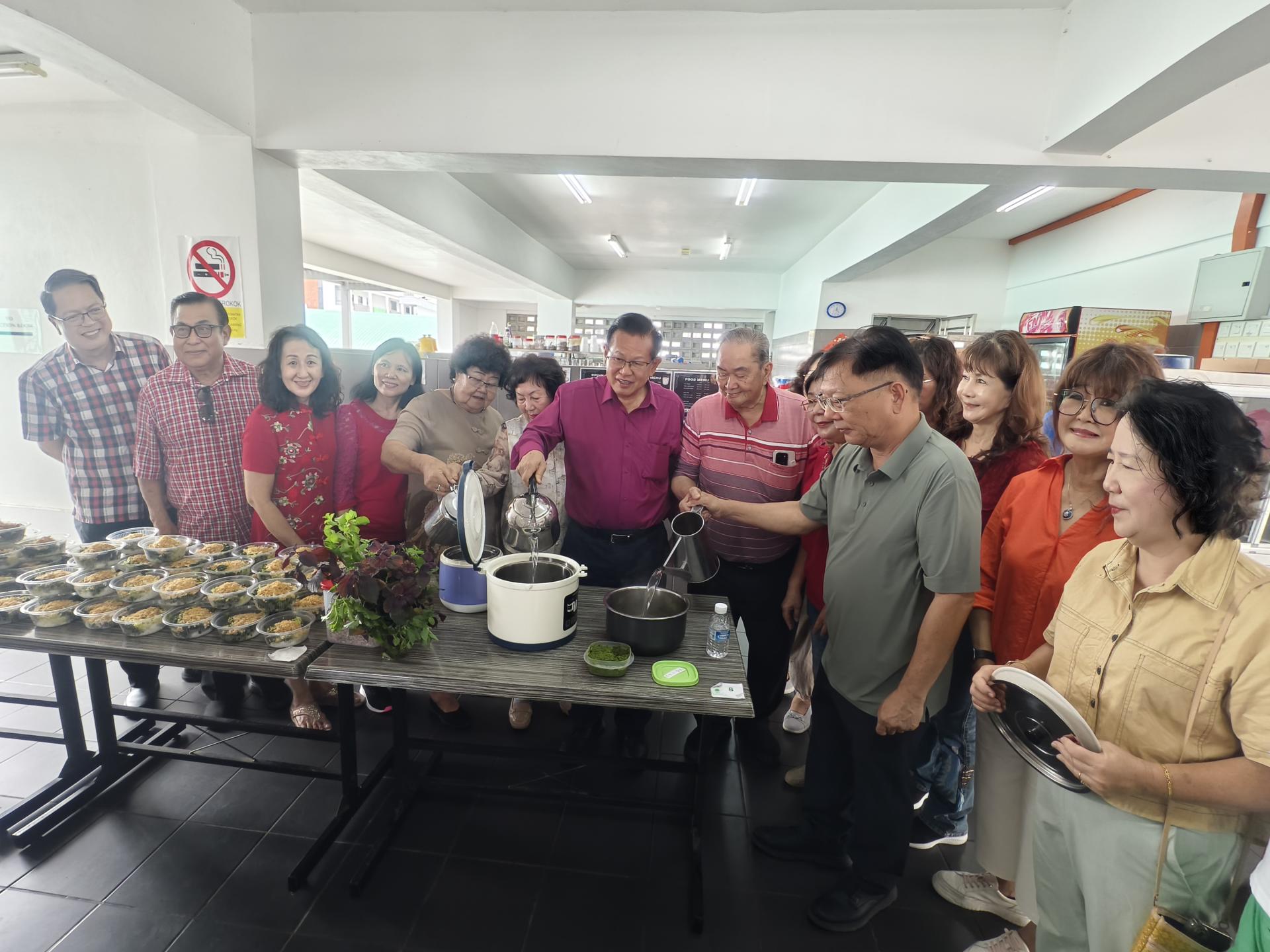 砂拉越交通部长兼砂人联党史纳汀支部主席拿督斯里李景胜（左7）及人联党廉律分部主席郭建忠（右3）为人日擂茶品尝会主持开幕仪式，正式掀开活动序幕。