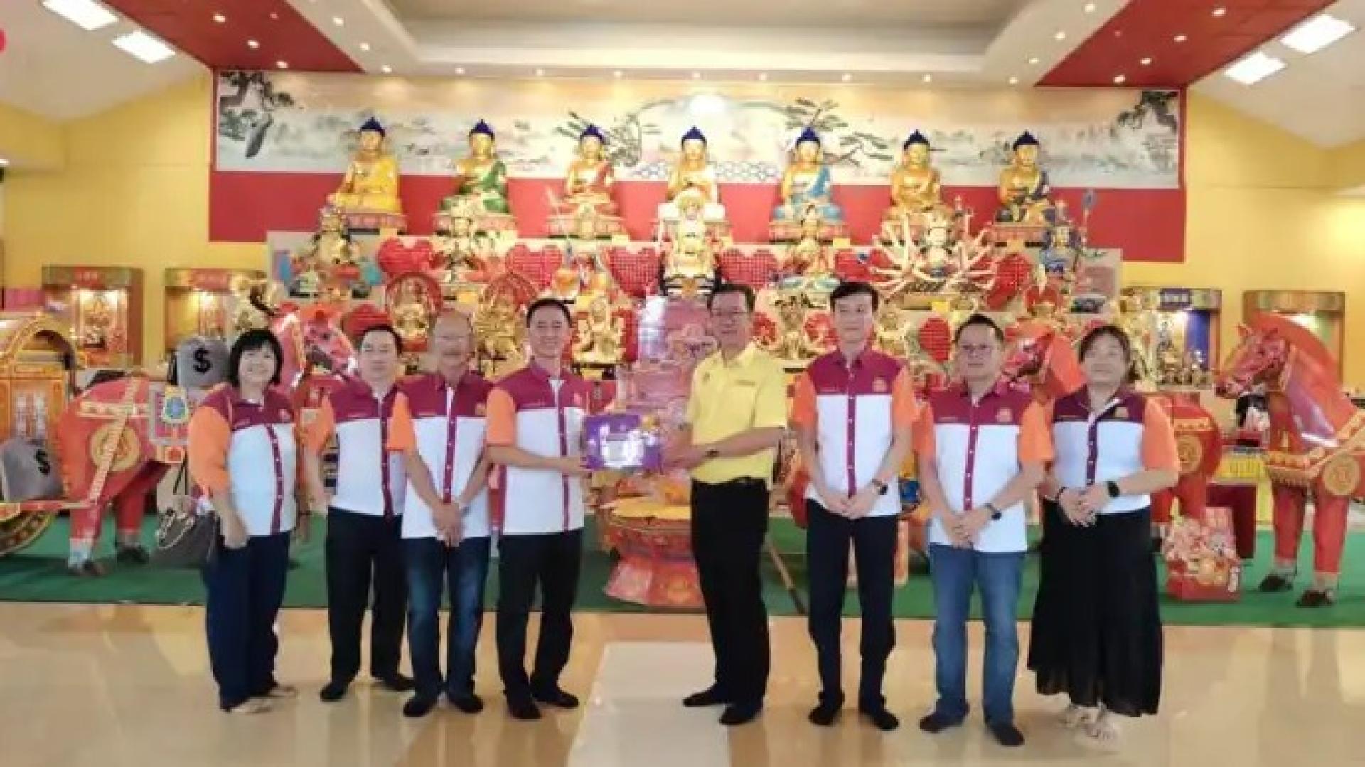 2026年2月22日，叶耀星（右4）在古晋法龙堂移交30万7019令吉 Unifor拨款支票给 Hong Teck Chai。