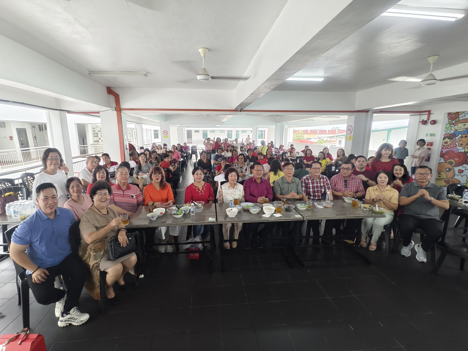 砂交通部长拿督斯里李景胜及夫人拿汀斯里江淑玲，与党员、朋友及社区居民一同品尝擂茶，共同体验客家传统文化，场面温馨热闹。