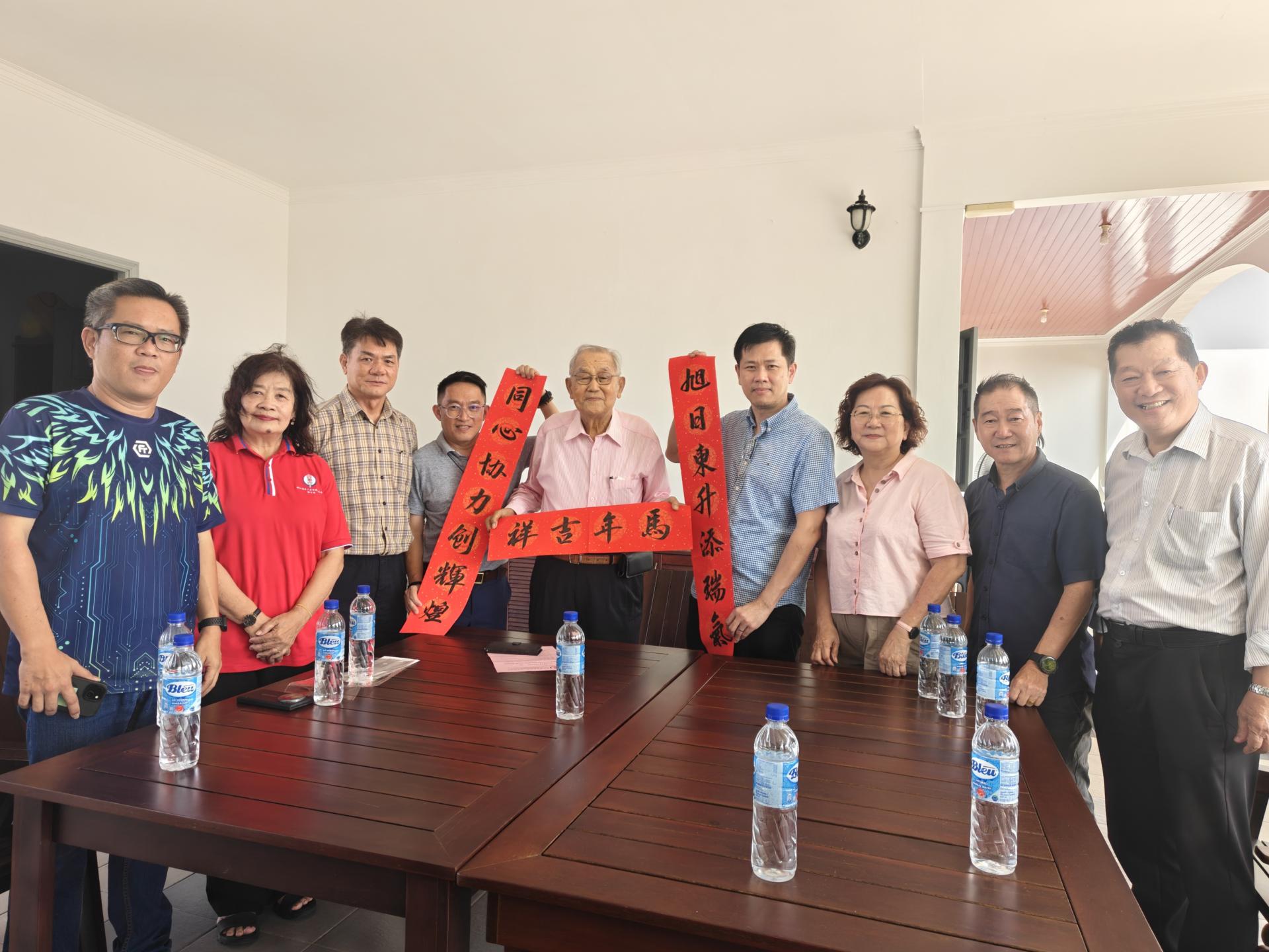 美里省华总会长许信隆（右4）与筹备会主席洪立川（左4）率领筹备会成员礼貌拜会永久名誉会长拿督斯里李旭同（右5）。左起为会务主任张永源、副财政李瑞香、副会长李德意、署理会长本固鲁方凤金、副会长方孝胜及时势主任王凌峰。